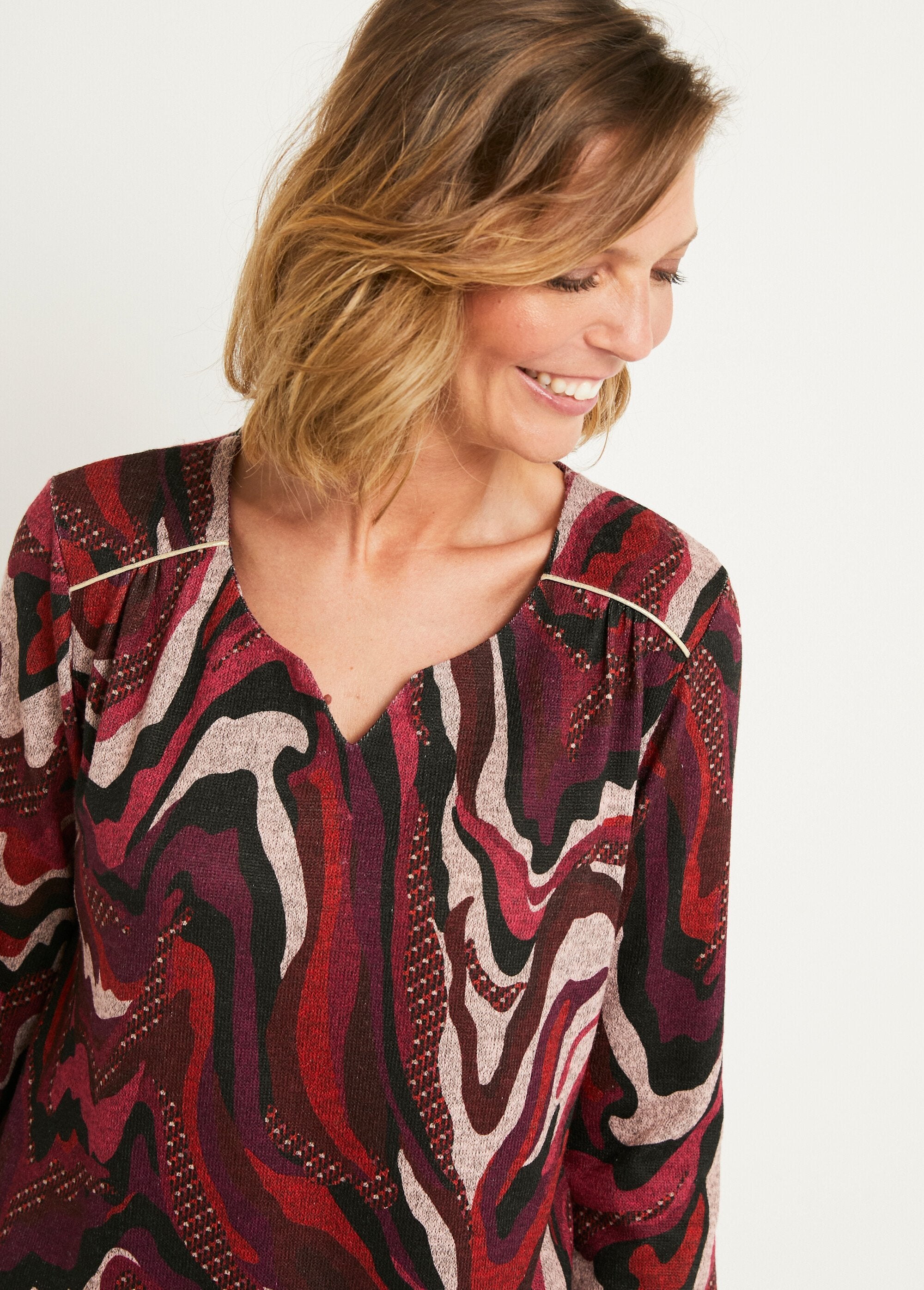 Camiseta_larga_acampanada_con_cuello_redondo_y_estampado_gráfico_Estampado_de_grosella_negra_DE1_slim