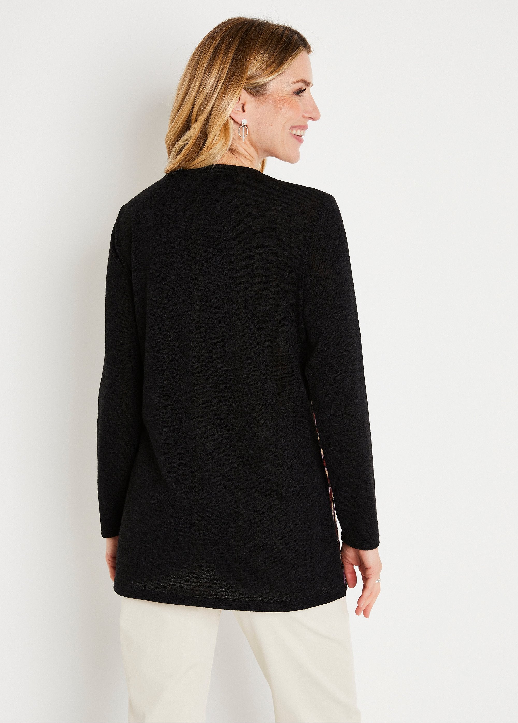 Camiseta_larga_gráfica_con_cuello_redondo_Negro_y_morado_DO1_slim