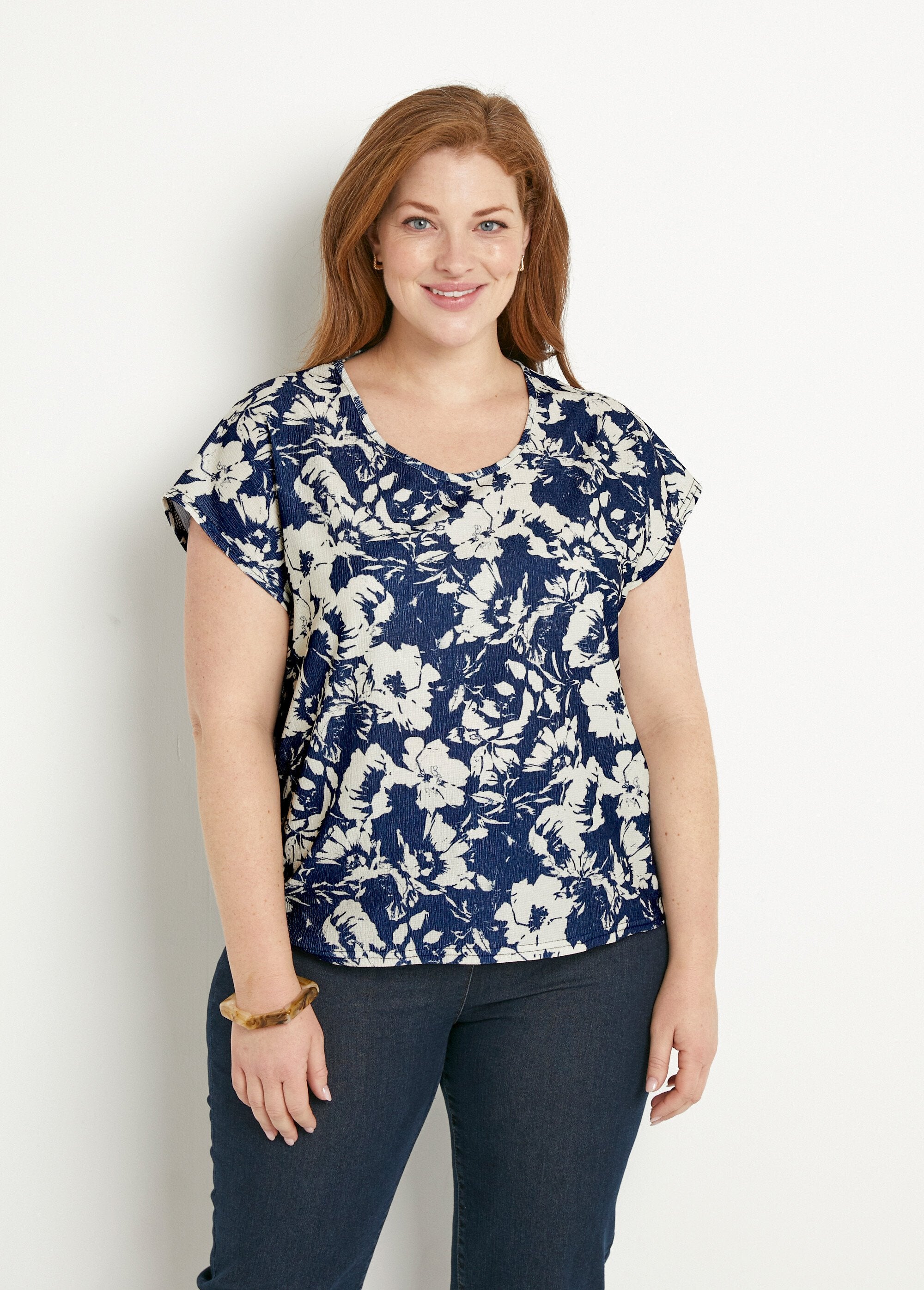 Camiseta_de_manga_corta_lisa_o_con_estampado_de_flores_Azul_marino_y_beige_FA1_curvy