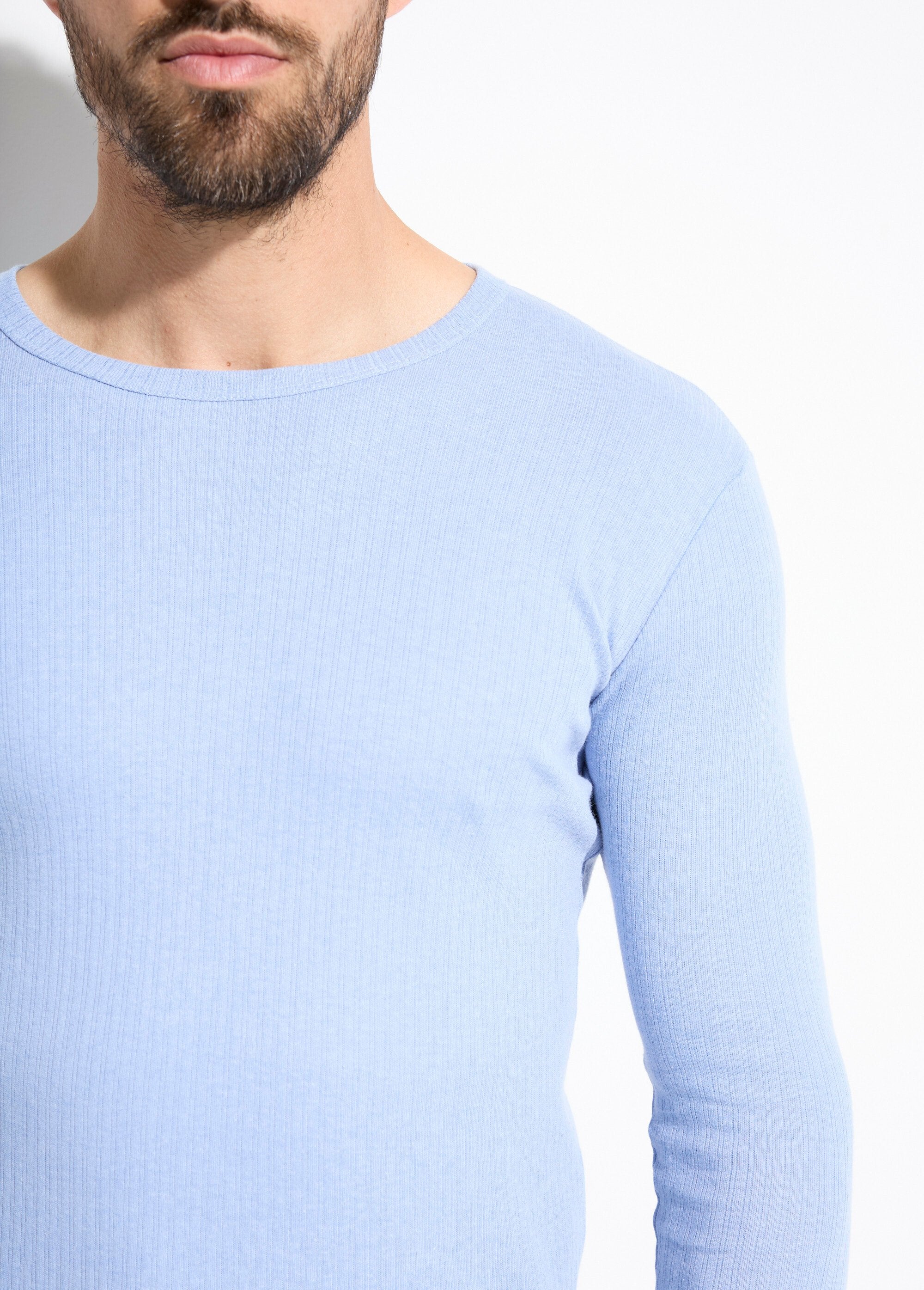 Camiseta_interior_abrigada_con_cuello_redondo_y_manga_larga._Vaqueros_DE1_slim