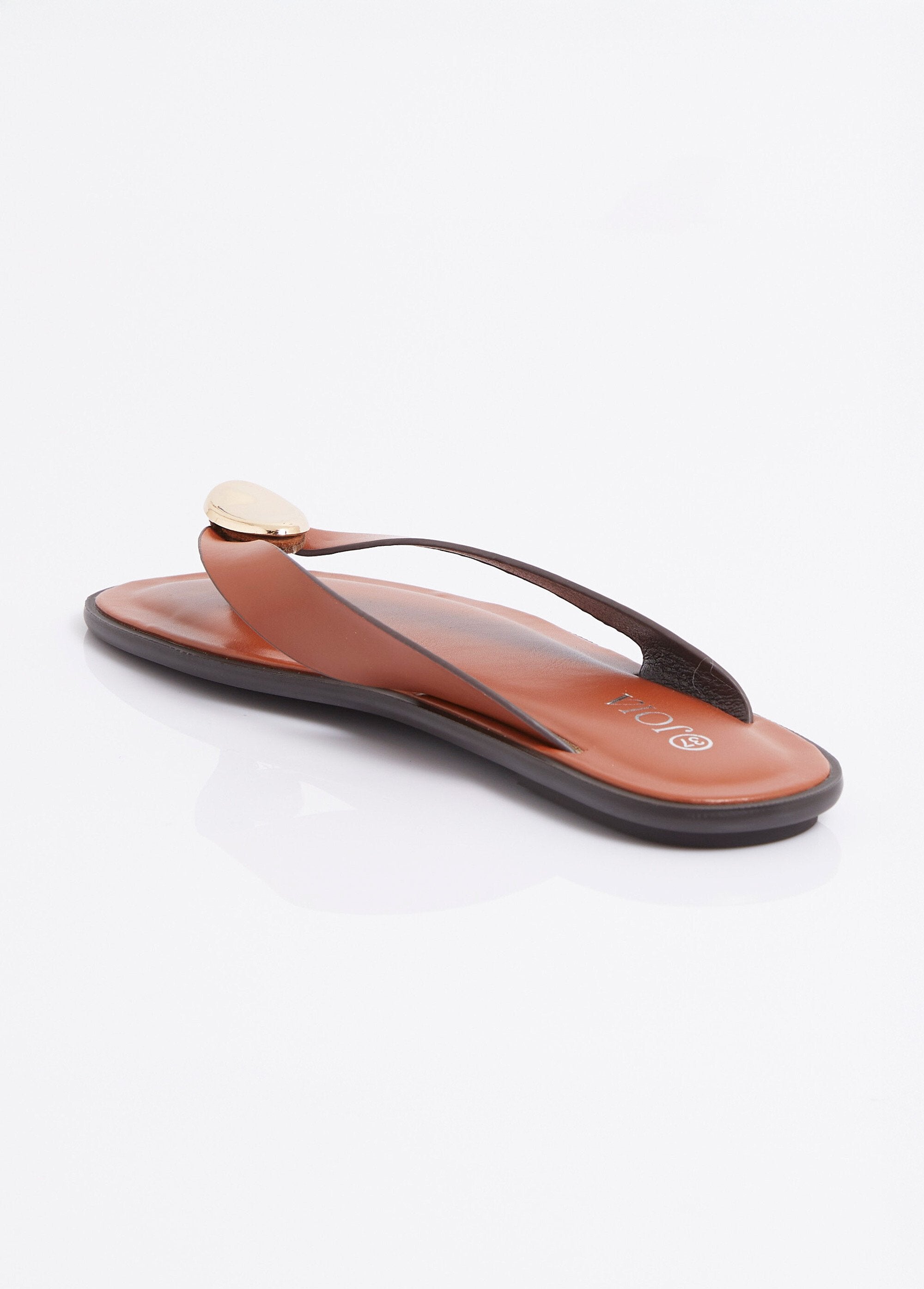 Chanclas_de_piel_sintética_con_detalle_de_joya_metálica_camello_DO1_slim