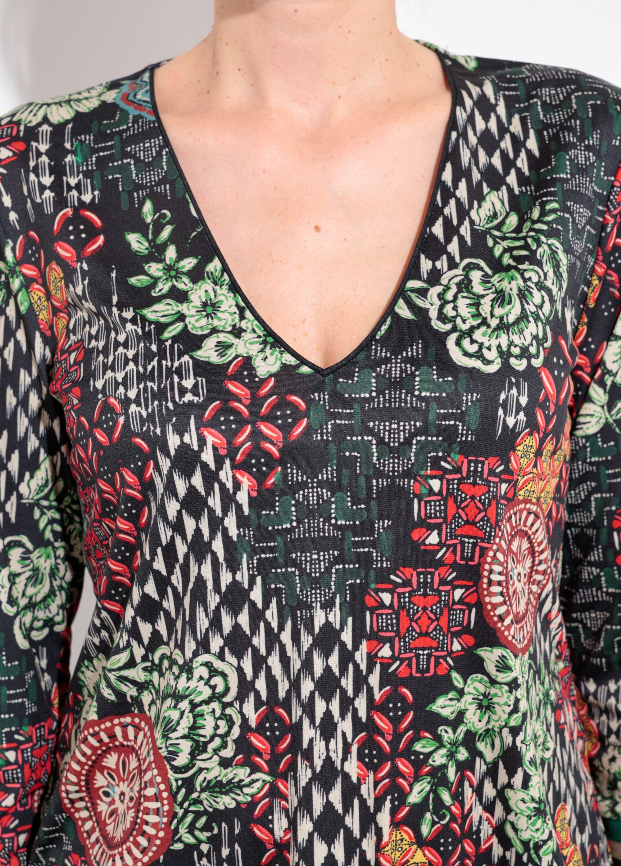 Túnica_de_cuello_en_V_con_detalles_de_patchwork_acanalados_Verde_y_naranja_DE1_slim