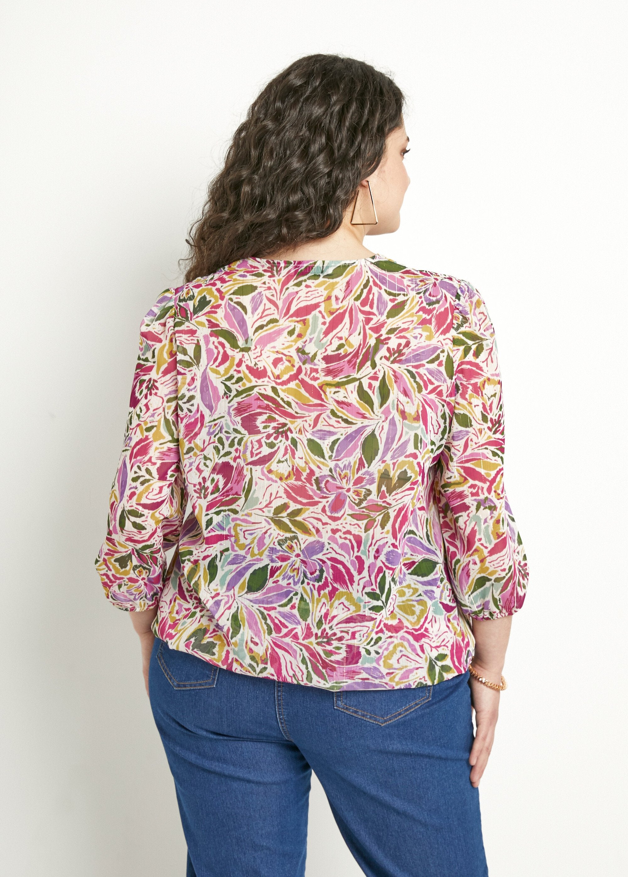 Túnica_larga_con_escote_en_pico_y_voile_floral_brillante._Multicolor_DO1_curvy