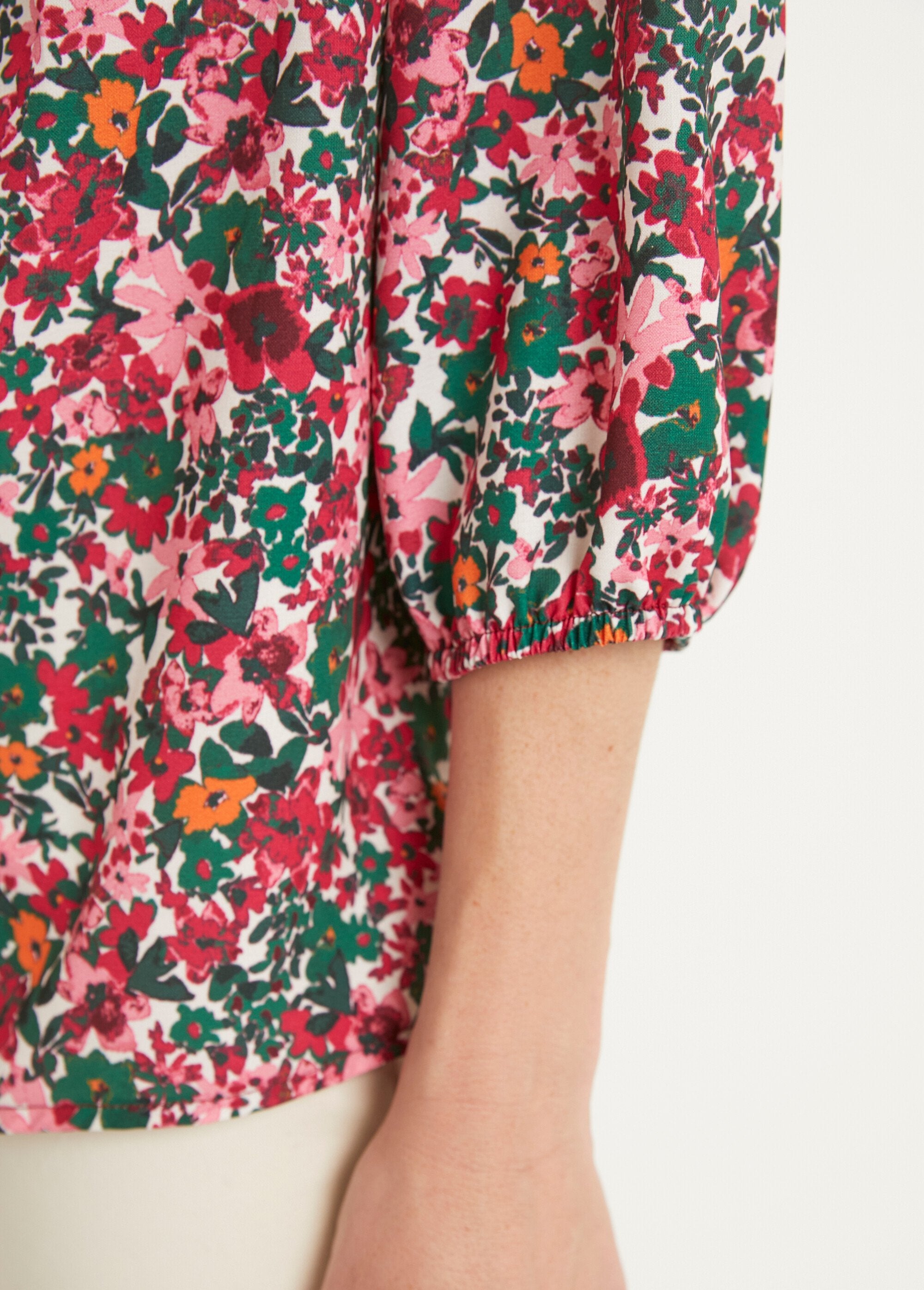 Túnica_larga_recta_floral_con_cuello_en_V_rosa_y_verde_DE3_slim