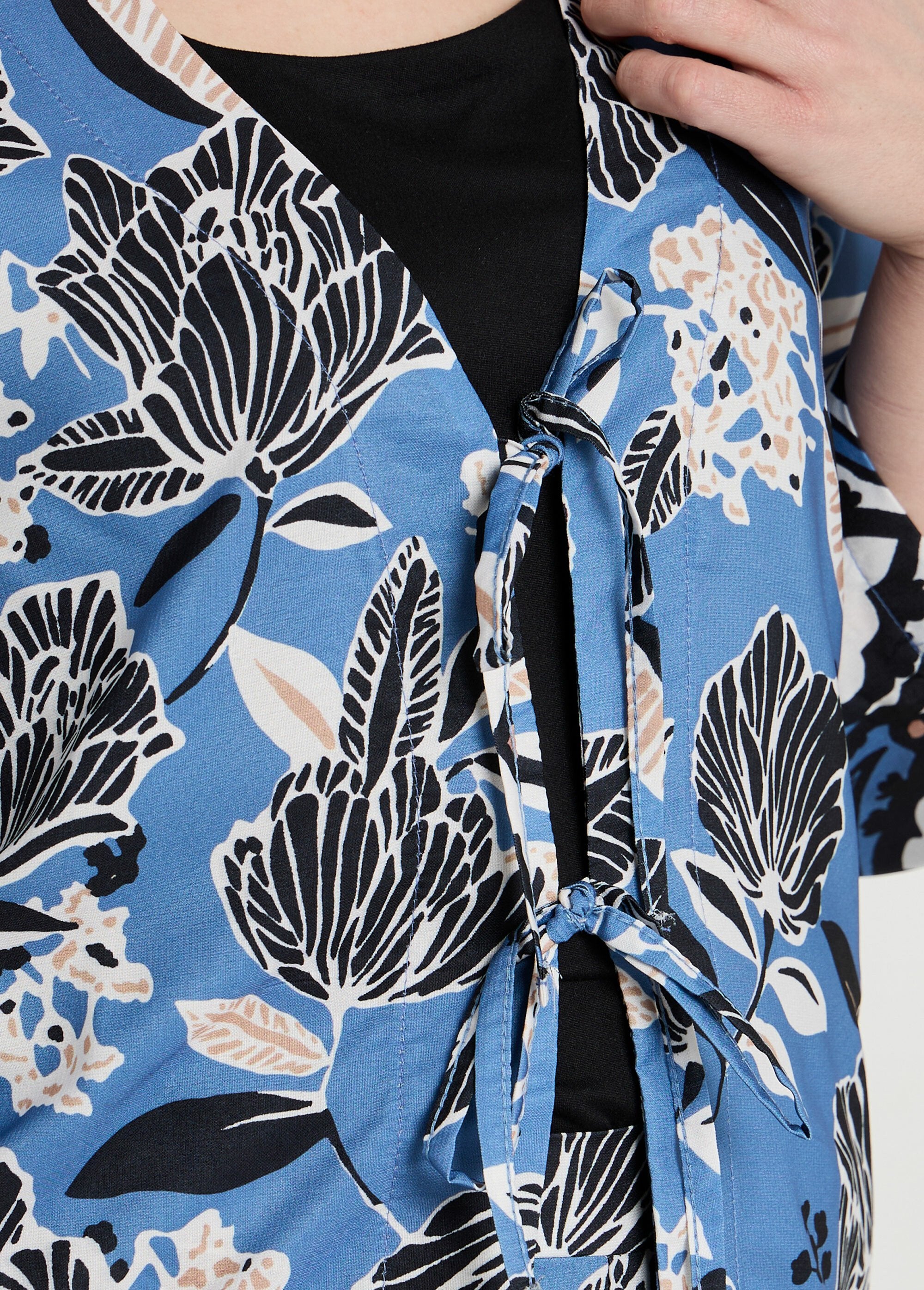 Túnica_de_satén_con_estampado_floral_oriental._Impresiones_azules_DE1_slim