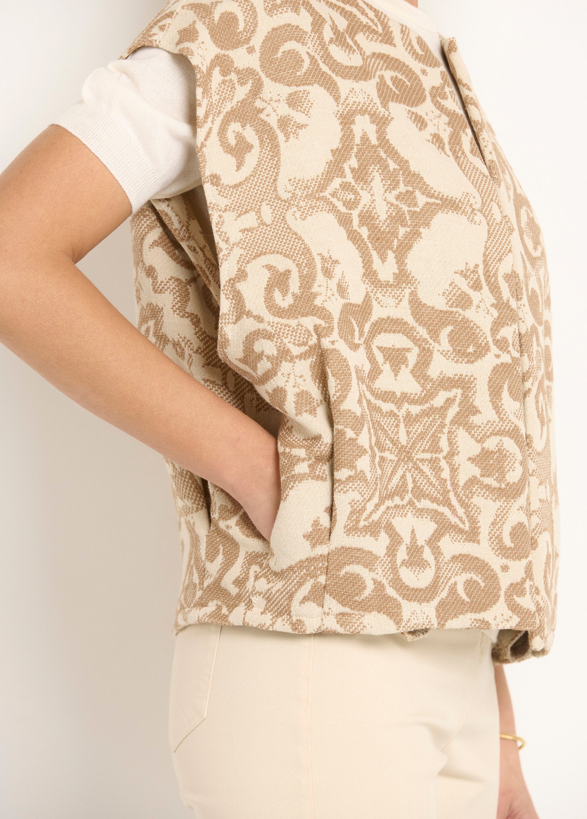 Chaqueta_jacquard_sin_mangas_con_cuello_redondo_Beige_DE2_slim