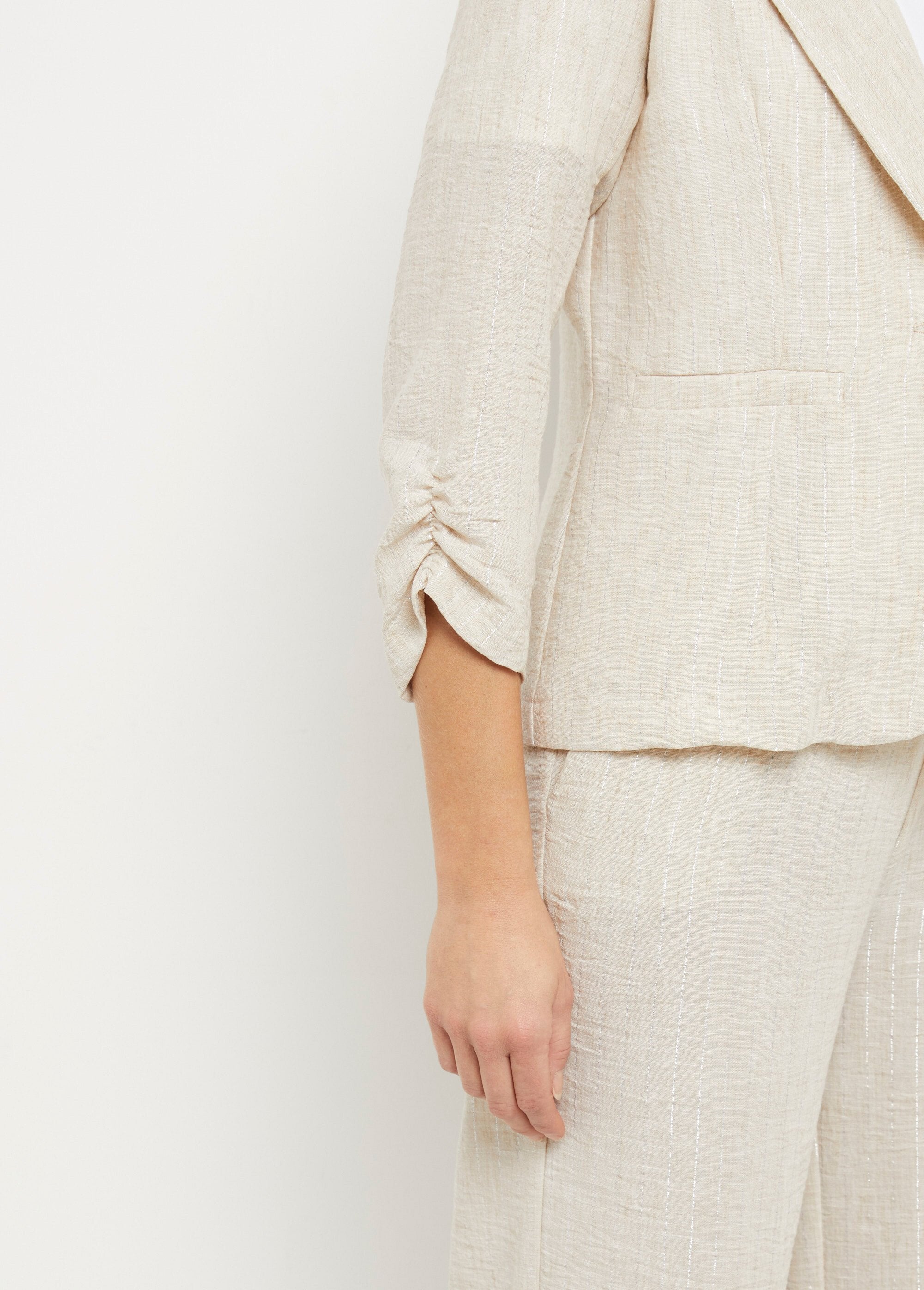 Chaqueta_a_rayas_de_corte_sastre,_de_aspecto_irregular._Beige_DE2_slim