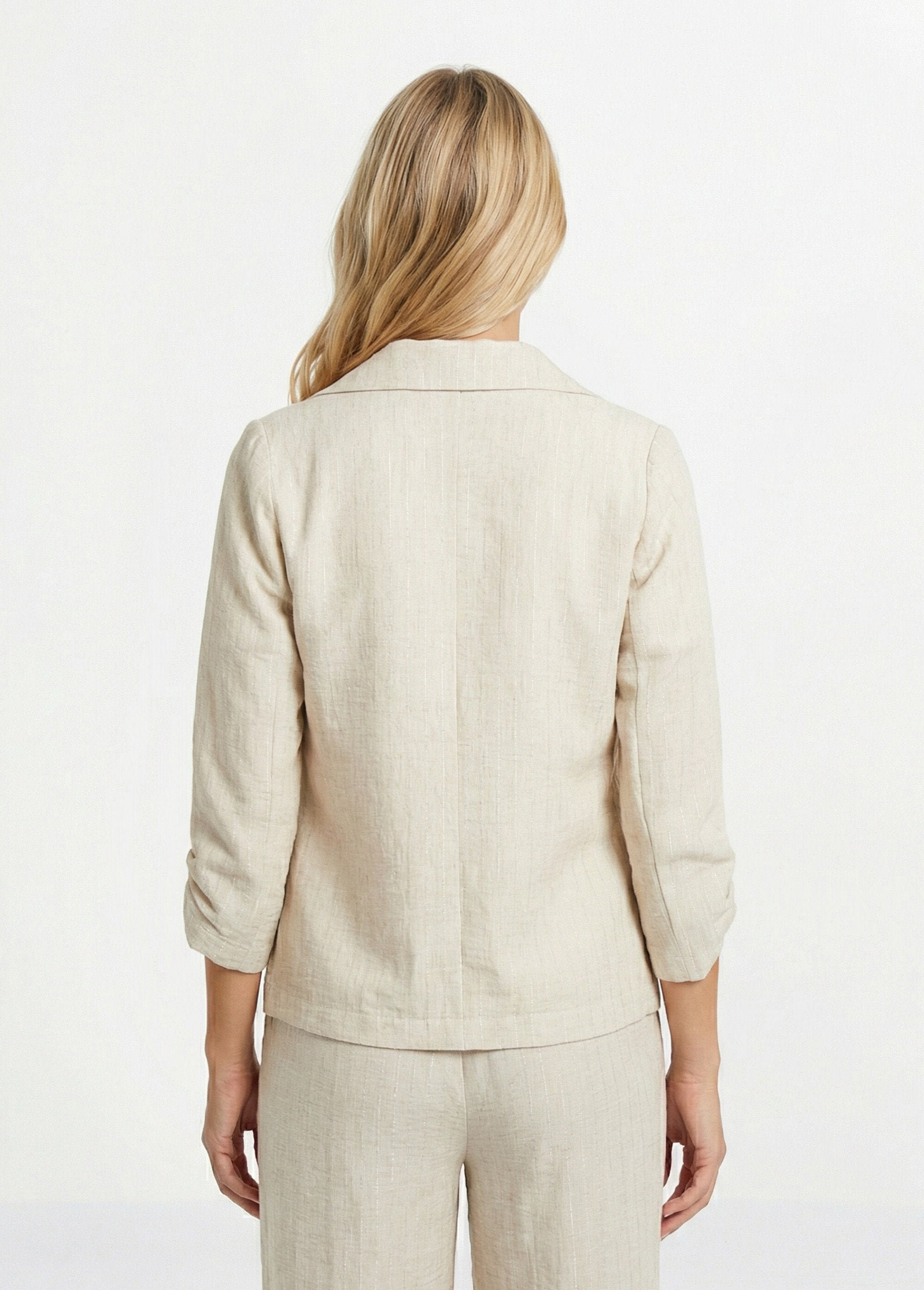 Chaqueta_a_rayas_de_corte_sastre,_de_aspecto_irregular._Beige_DO1_slim