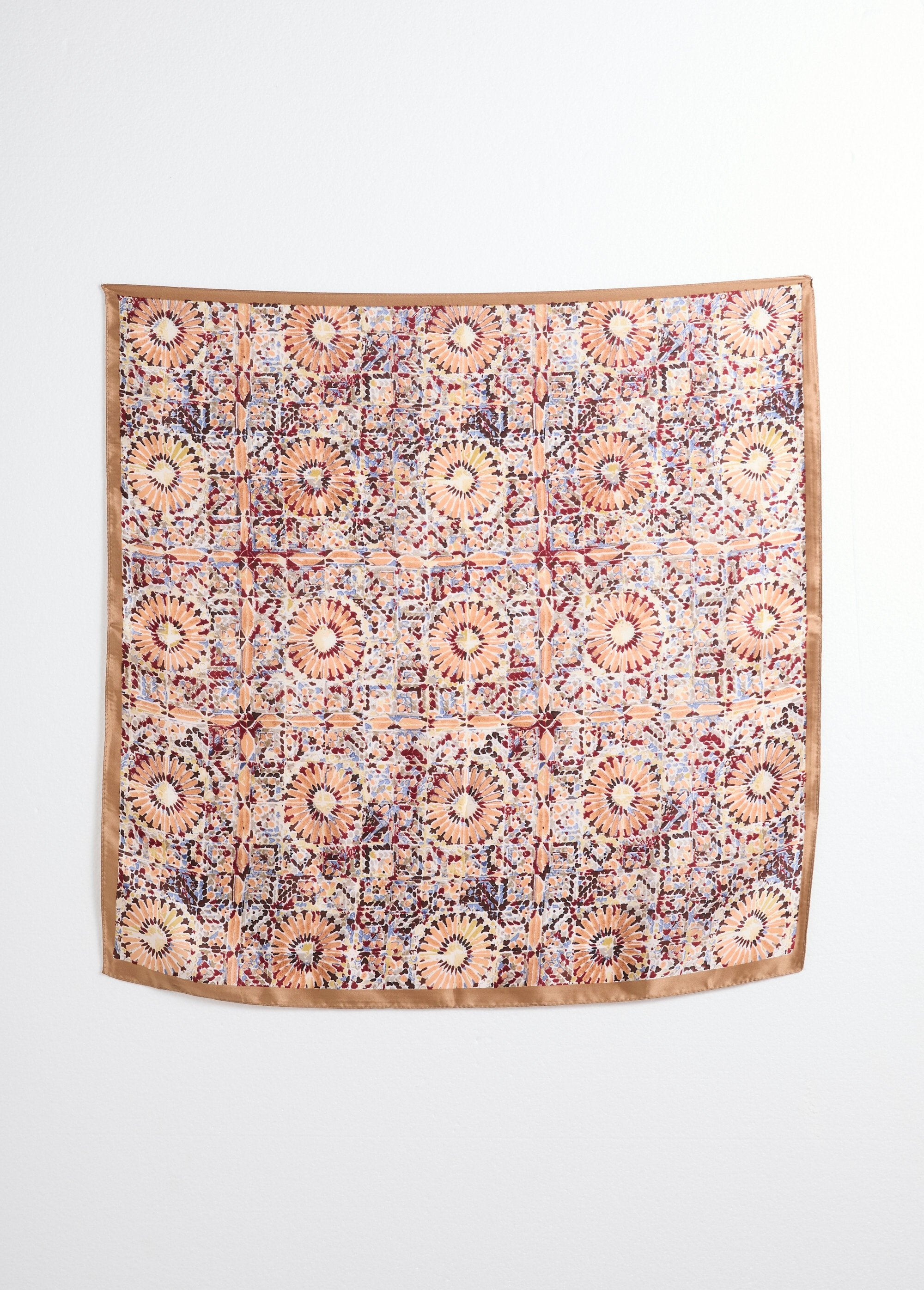 Pañuelo_de_satén_con_estampado_de_azulejos_Estampados_de_camellos_DE1_slim