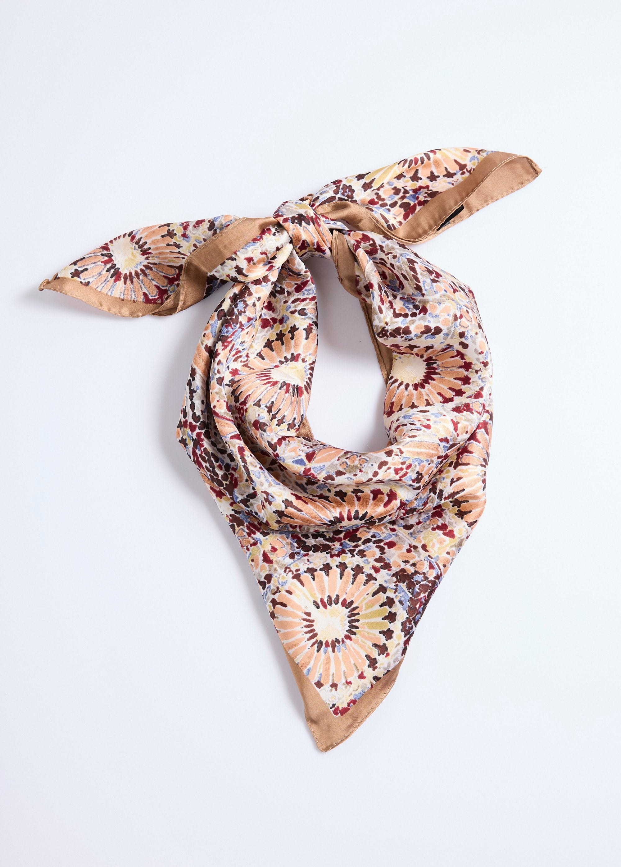 Pañuelo_de_satén_con_estampado_de_azulejos_Estampados_de_camellos_FA1_slim