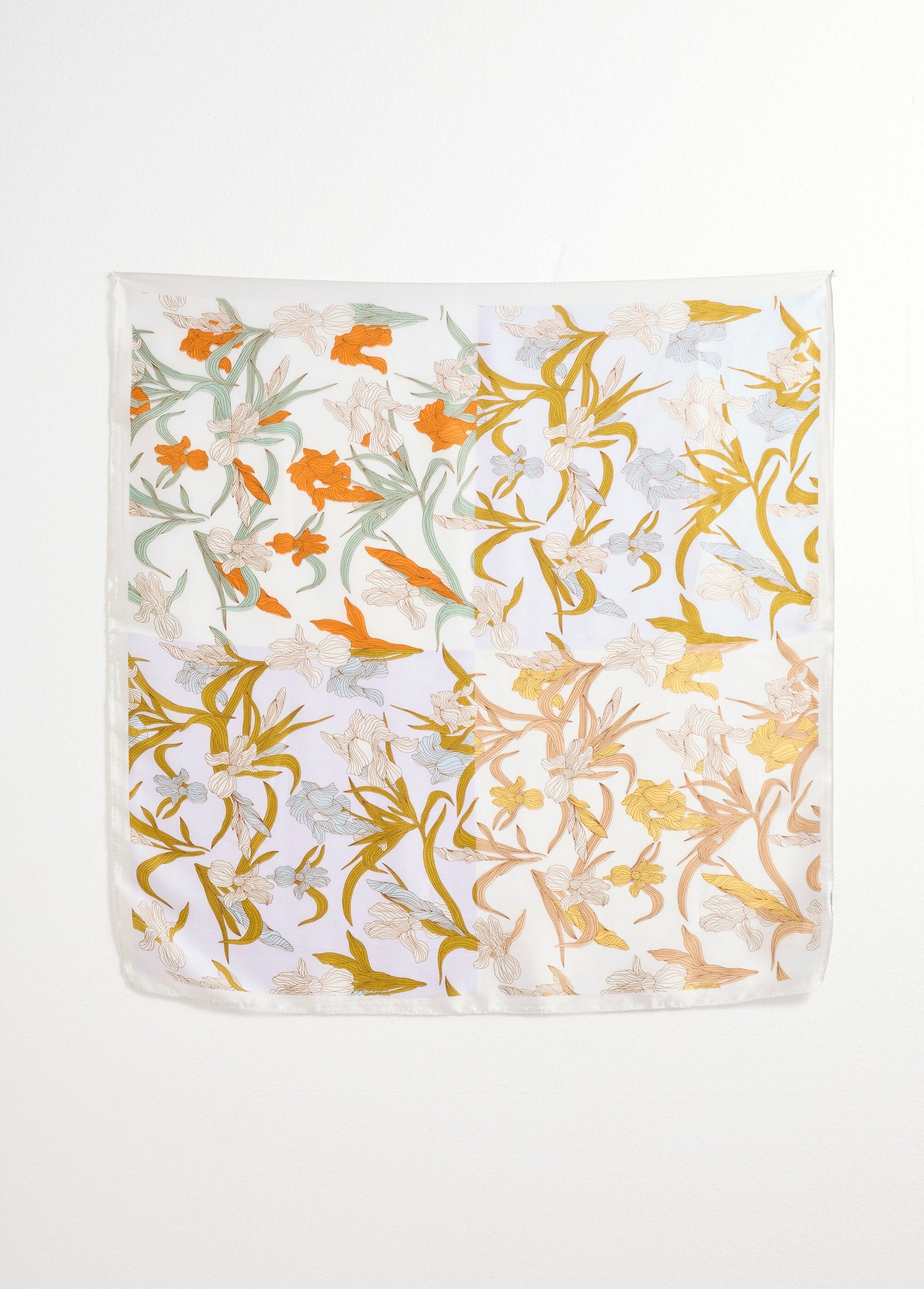 Pañuelo_de_satén_con_estampado_de_iris_Estampado_crudo_DE1_slim