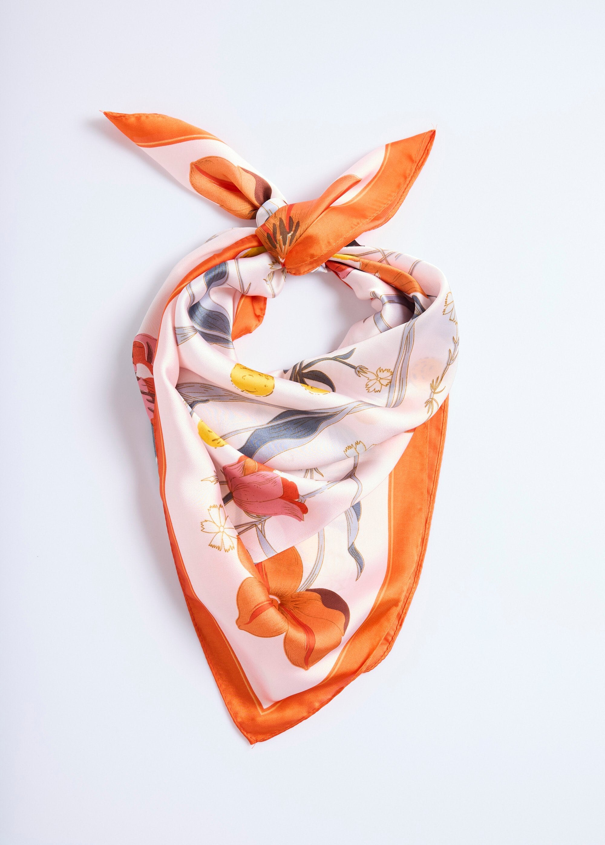 Pañuelo_de_satén_con_estampado_de_tulipanes_Estampado_naranja_FA1_slim