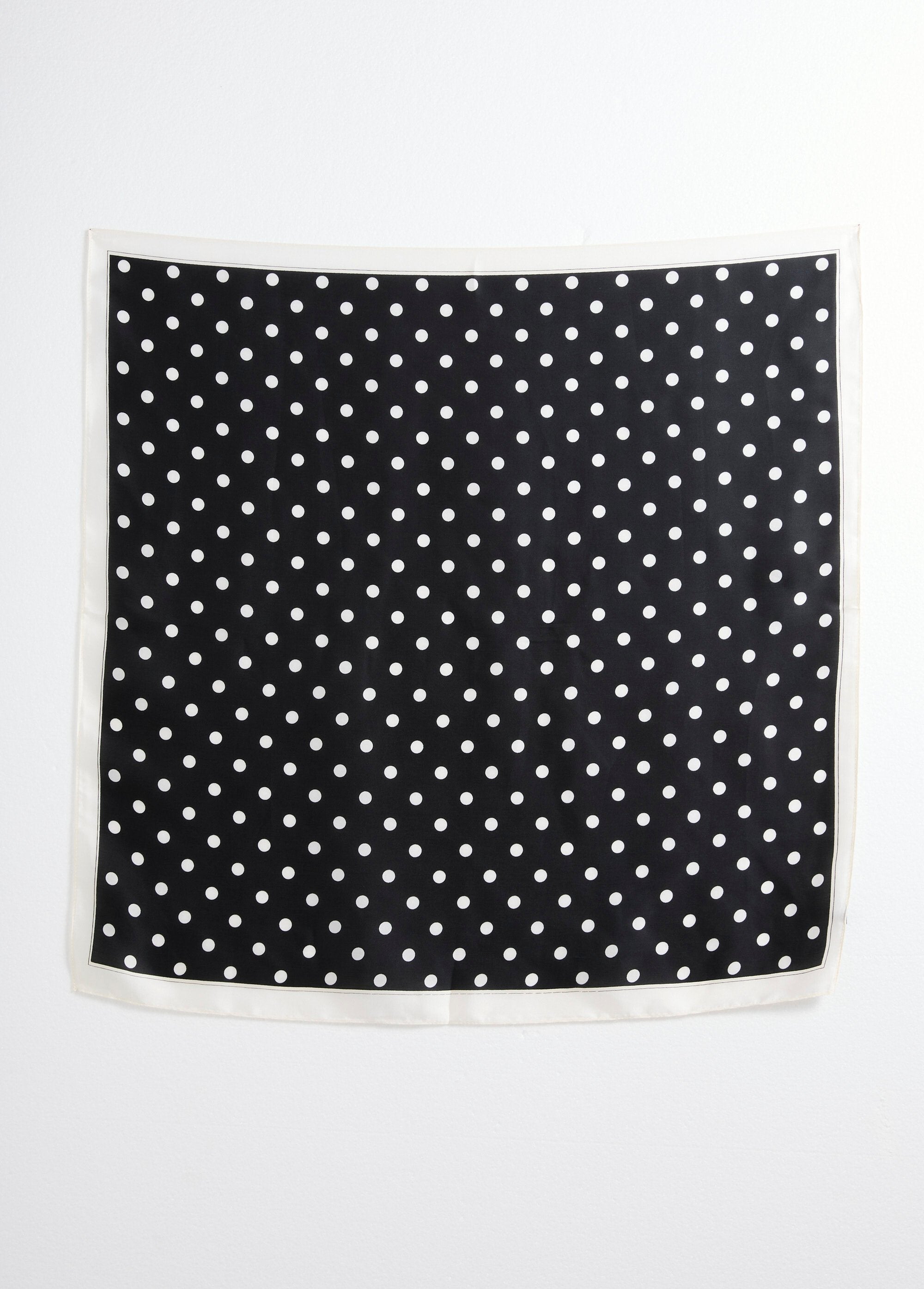 Pañuelo_de_satén_con_estampado_de_lunares_Negro_DE1_slim