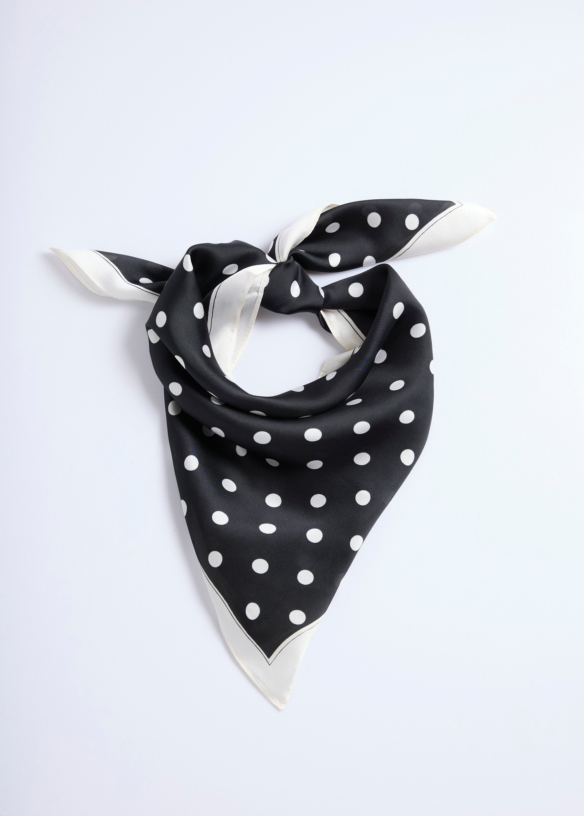 Pañuelo_de_satén_con_estampado_de_lunares_Negro_FA1_slim