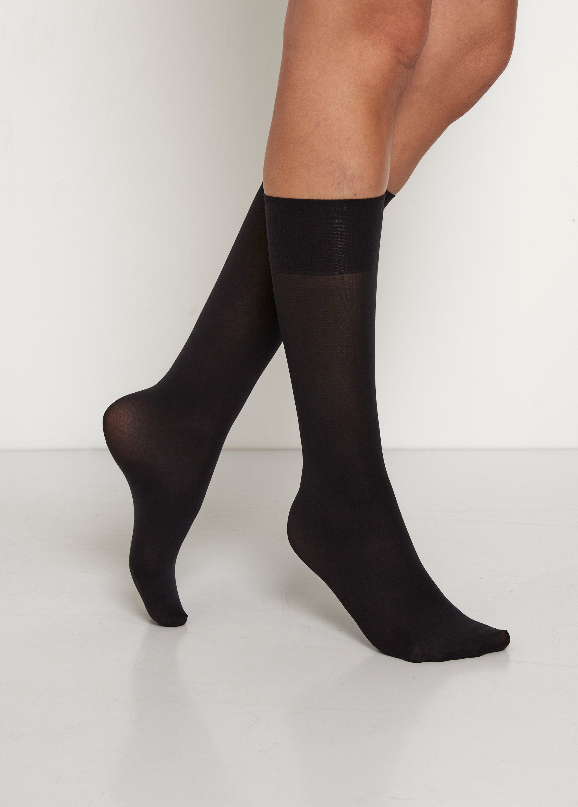 Medias_hasta_la_rodilla_opacas,_oscuras_y_sólidas_Negro_FA1_slim