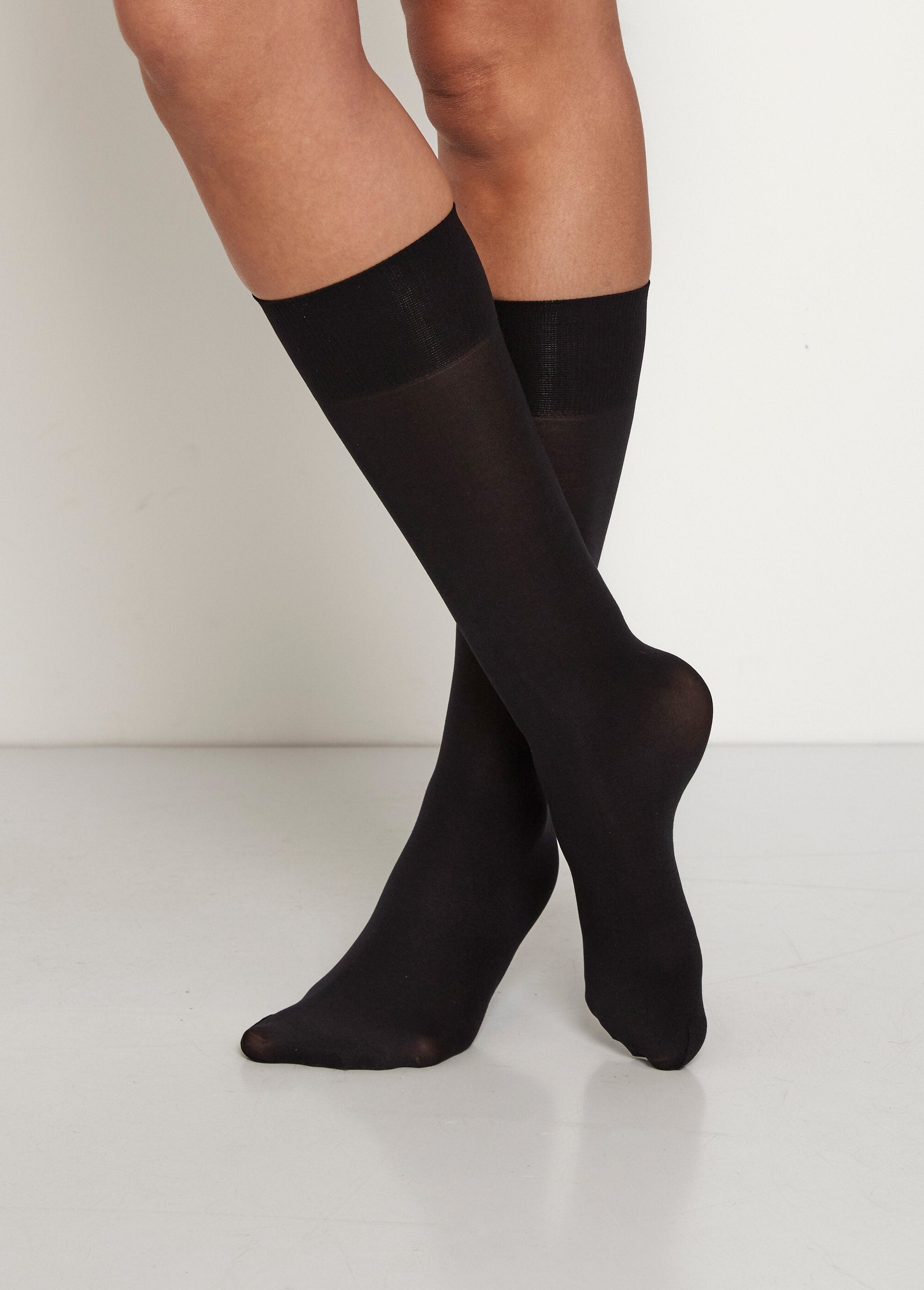Medias_hasta_la_rodilla_opacas,_oscuras_y_sólidas_Negro_FA2_slim