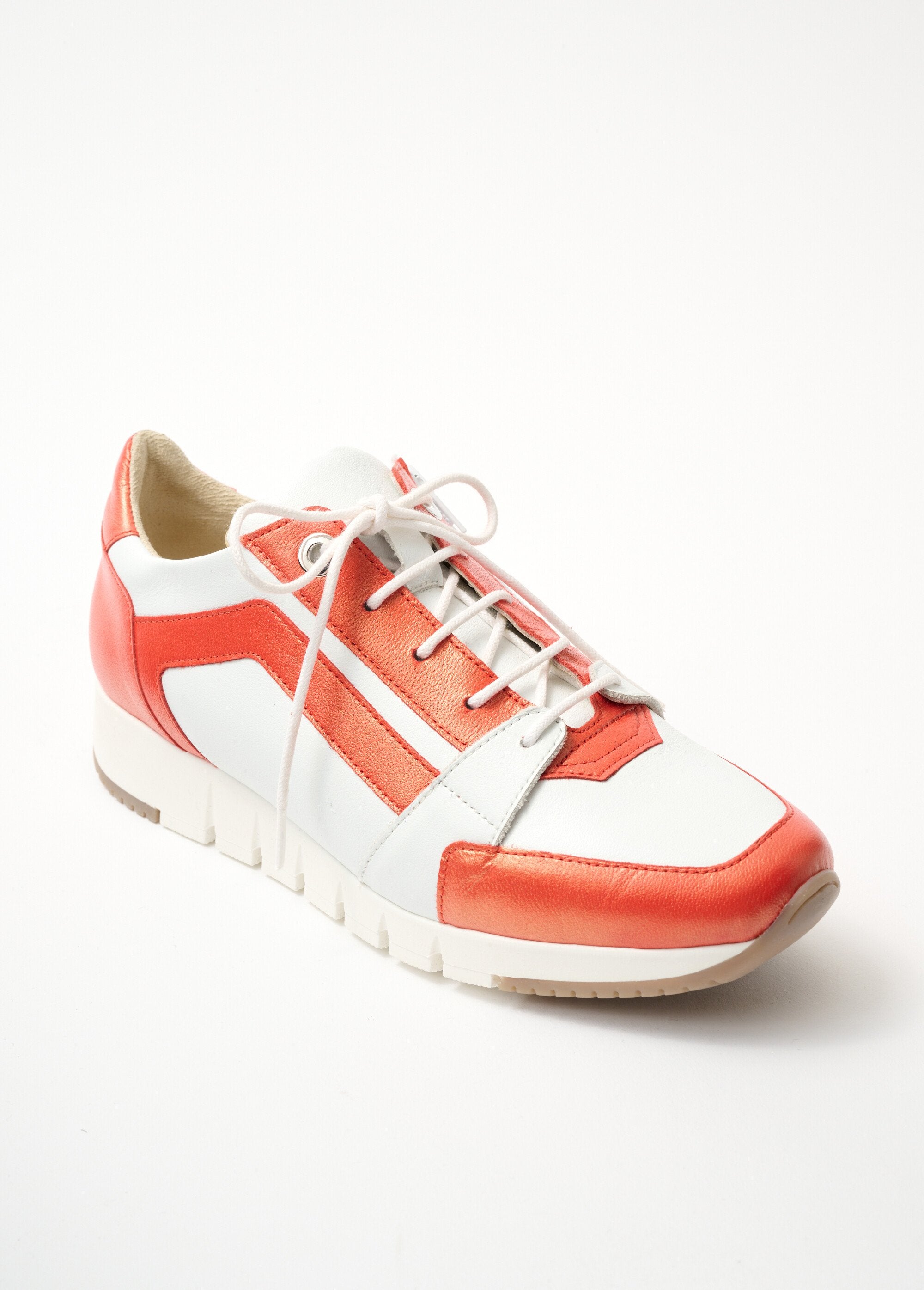 Deportivas_anchas_confort_bicolor_piel_naranja_y_blanco_FA1_slim