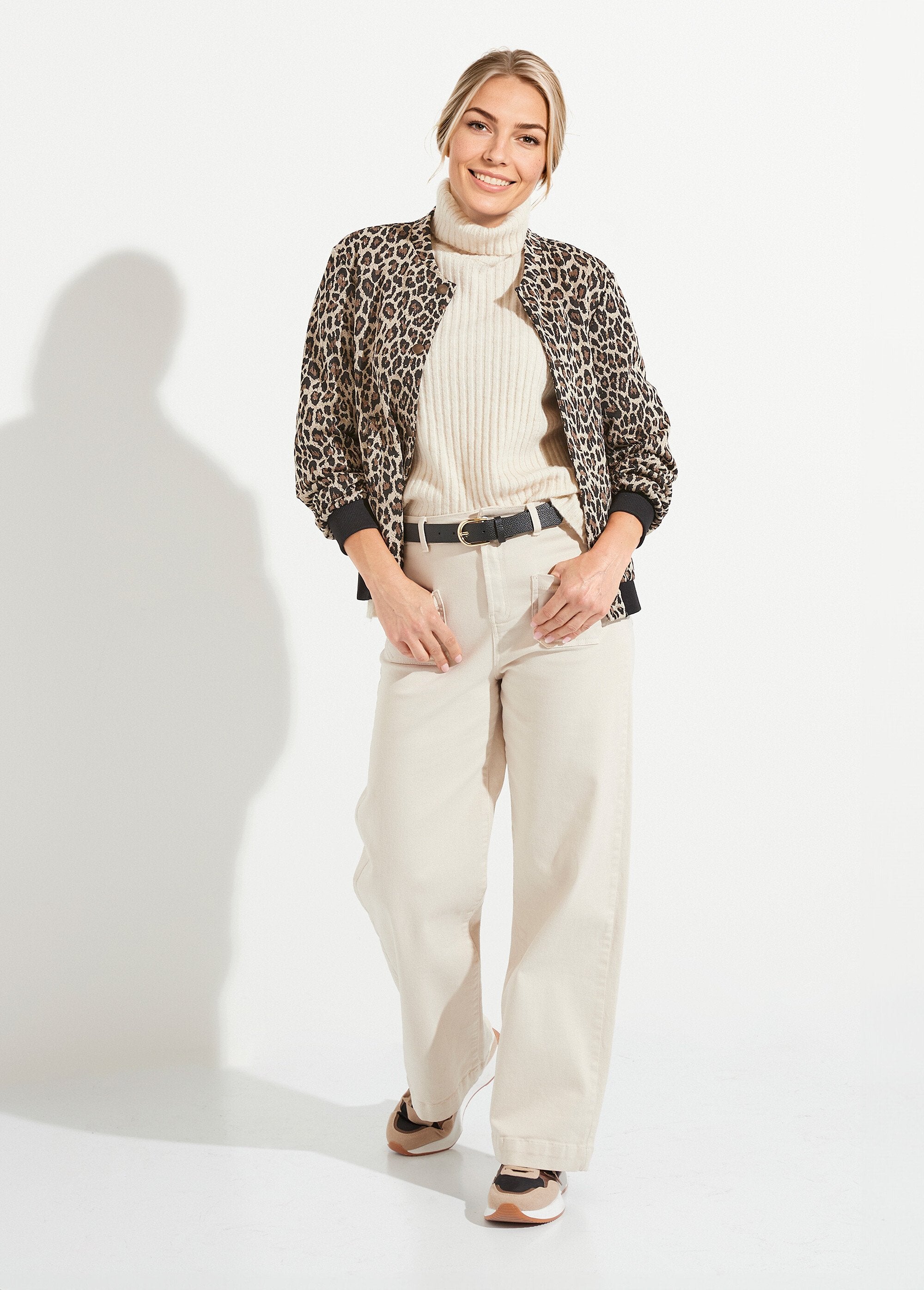 Chaqueta_estilo_bomber_con_estampado_de_piel_animal_y_cierre_a_presión_Beige_y_negro_SF1_slim