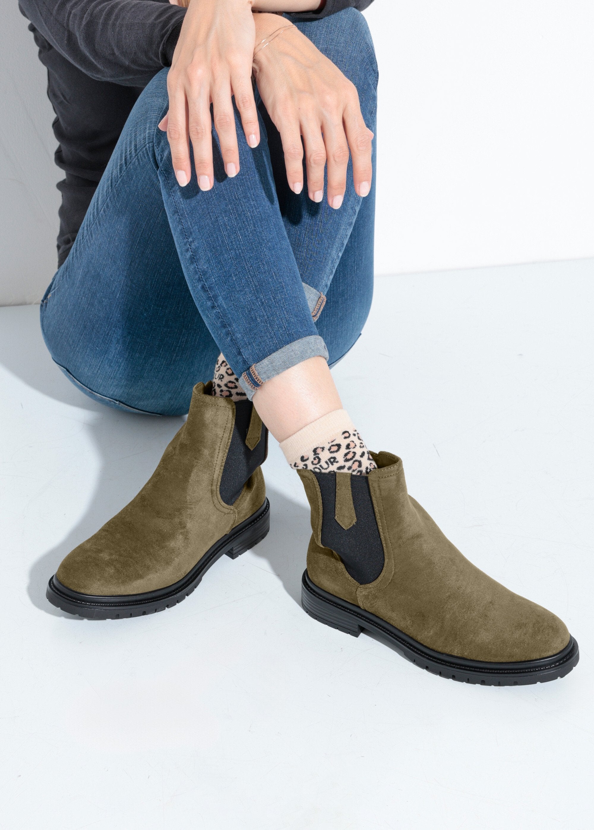 Botas_Chelsea_con_suela_dentada_Caqui_SF1_slim