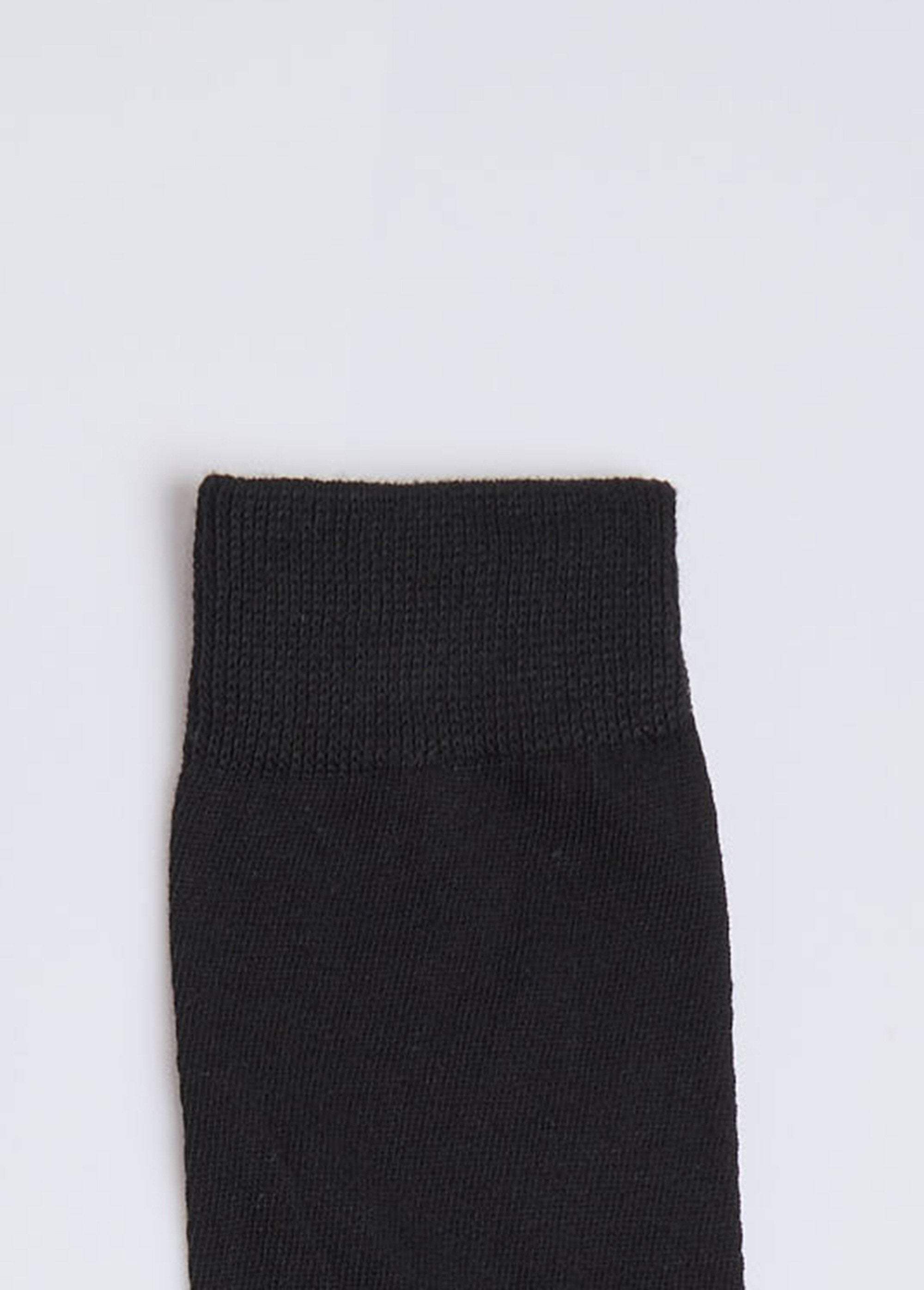 Calcetines_hechos_principalmente_de_algodón._Azul_marino_a_juego_DE3_slim