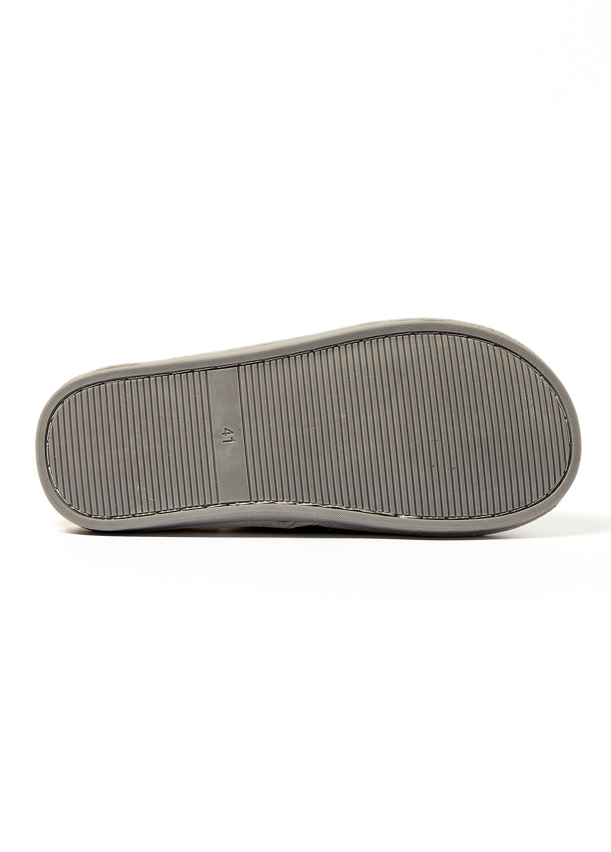 Pantuflas_cálidas_con_forro_de_piel_y_aspecto_de_cuero._Gris_UN1_slim