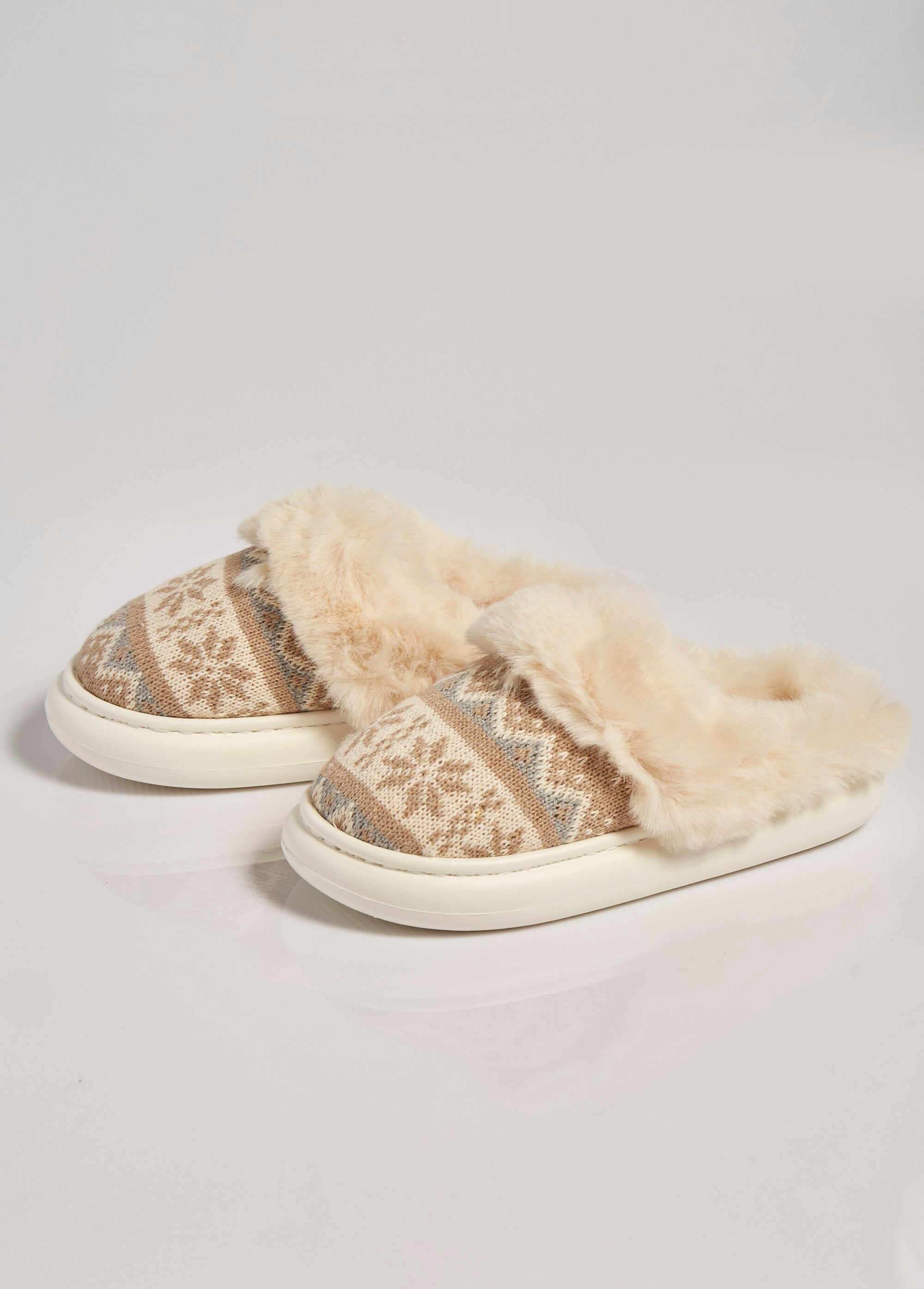 Chaussons_fourrure_et_jacquard_thème_Noël_Beige_DE1_slim