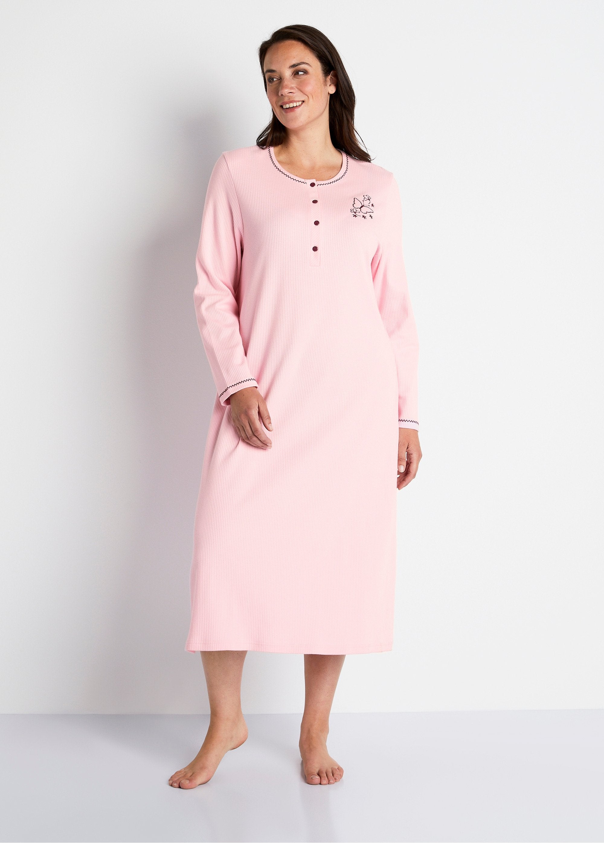 Camisón_camiseta_bordada_Rosa_FA1_curvy