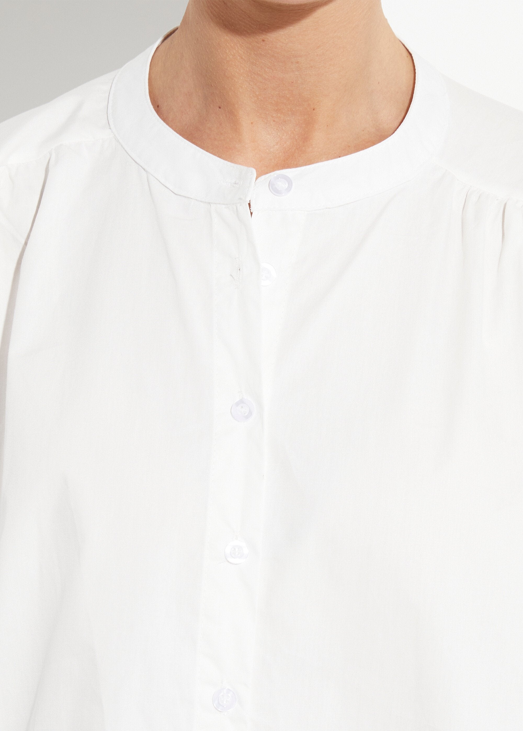 Blusa_holgada_con_mangas_de_palmera_bordadas_Blanco_y_rosa_fluorescente_DE1_slim