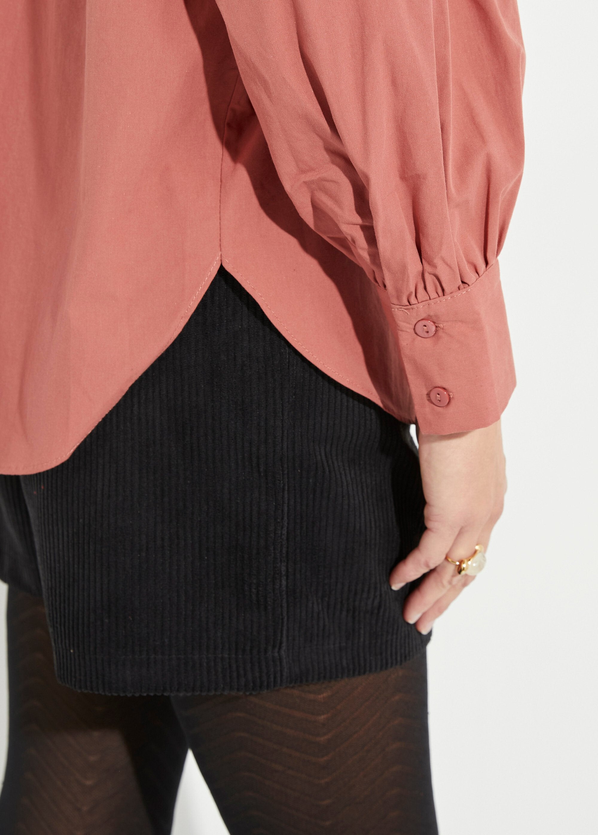 Blusa_con_cuello_alto_plisado_Terracota_DE2_slim