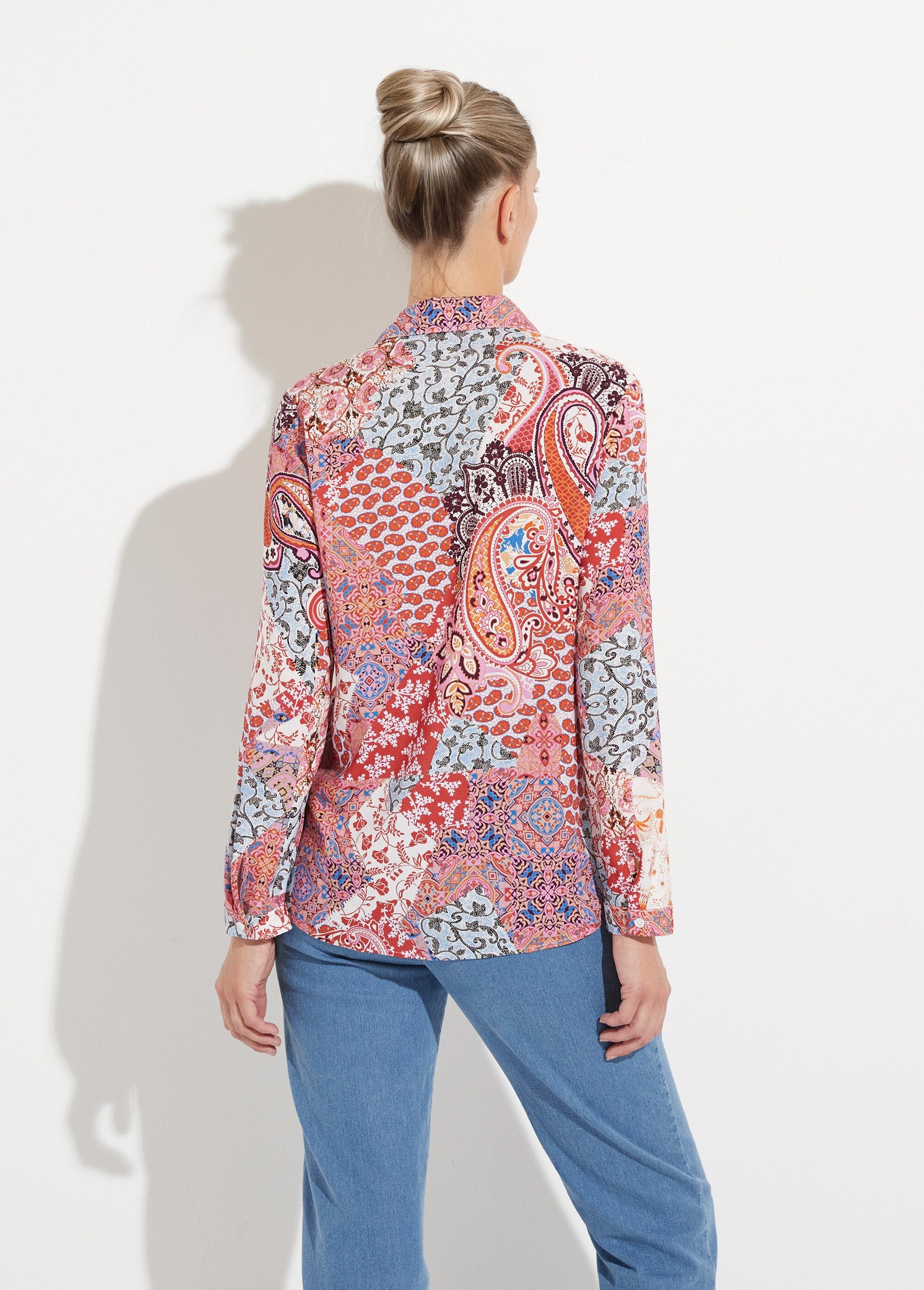Blusa_larga_y_fluida_con_botones_y_estampado_paisley_Estampado_rosa_DO1_slim
