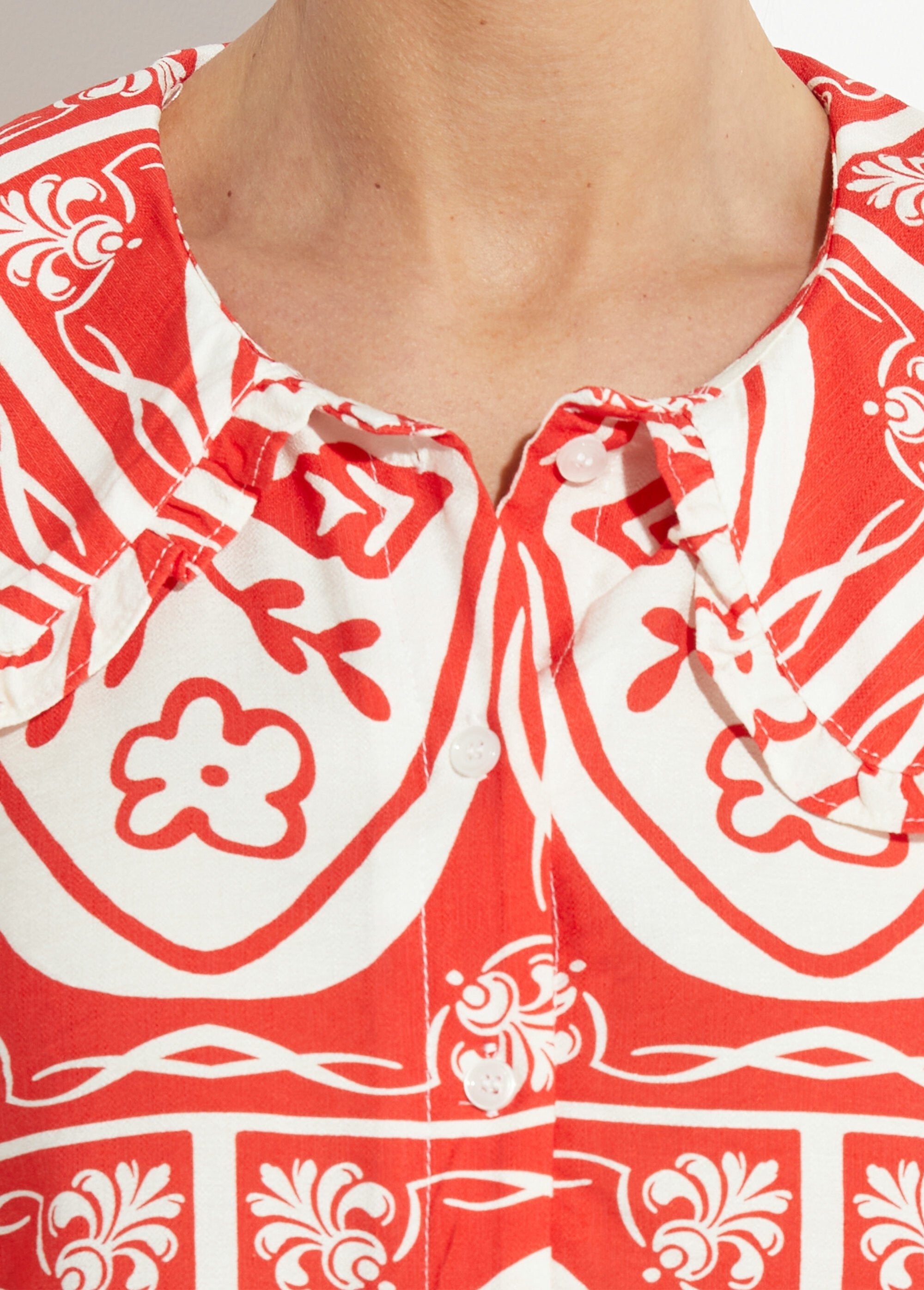 Blusa_con_cuello_Peter_Pan,_estampado_elegante_Estampados_rojos_DE1_slim