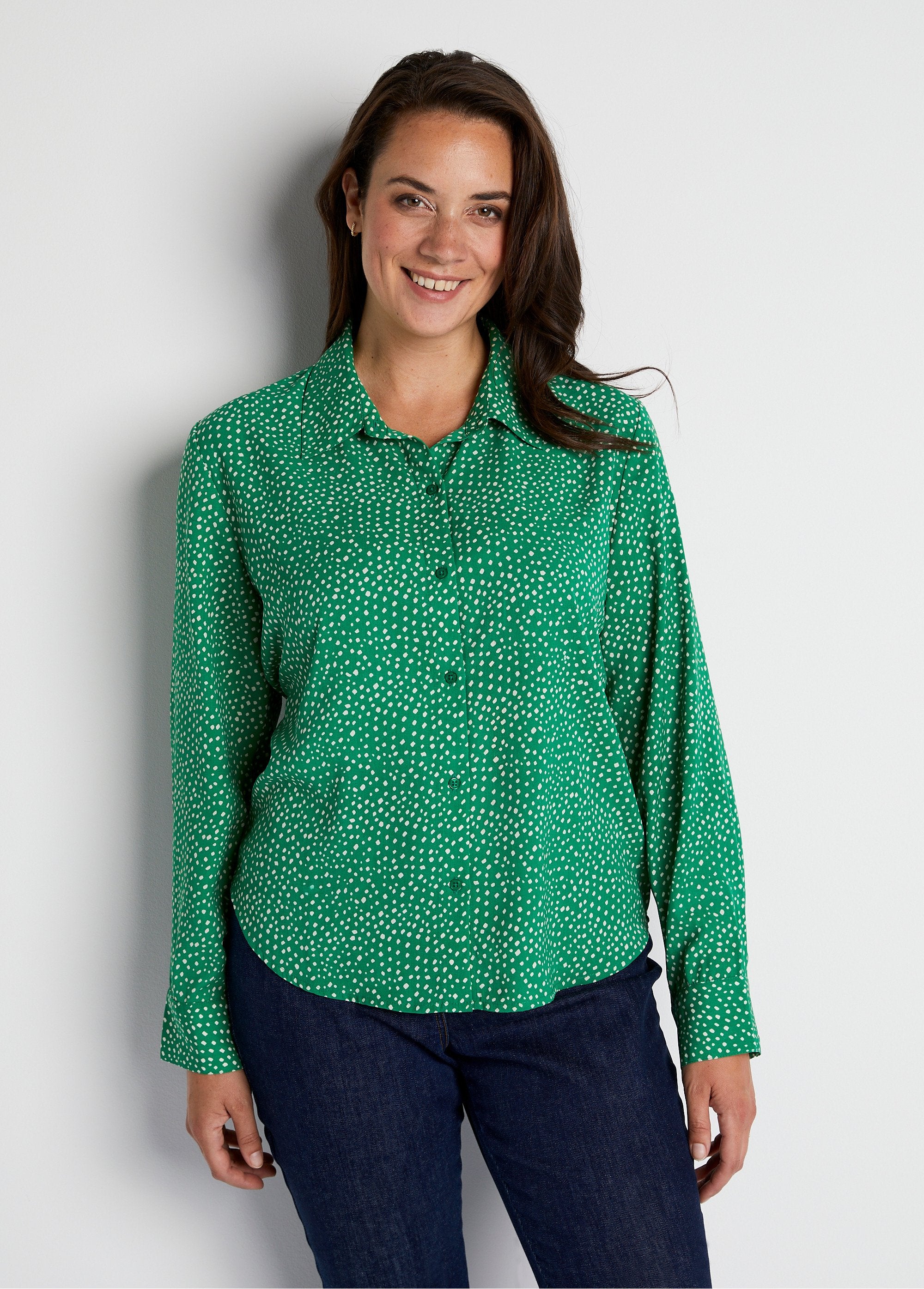 Blusa_recta_abotonada_con_estampado_de_lunares_Verde_crudo_FA1_curvy