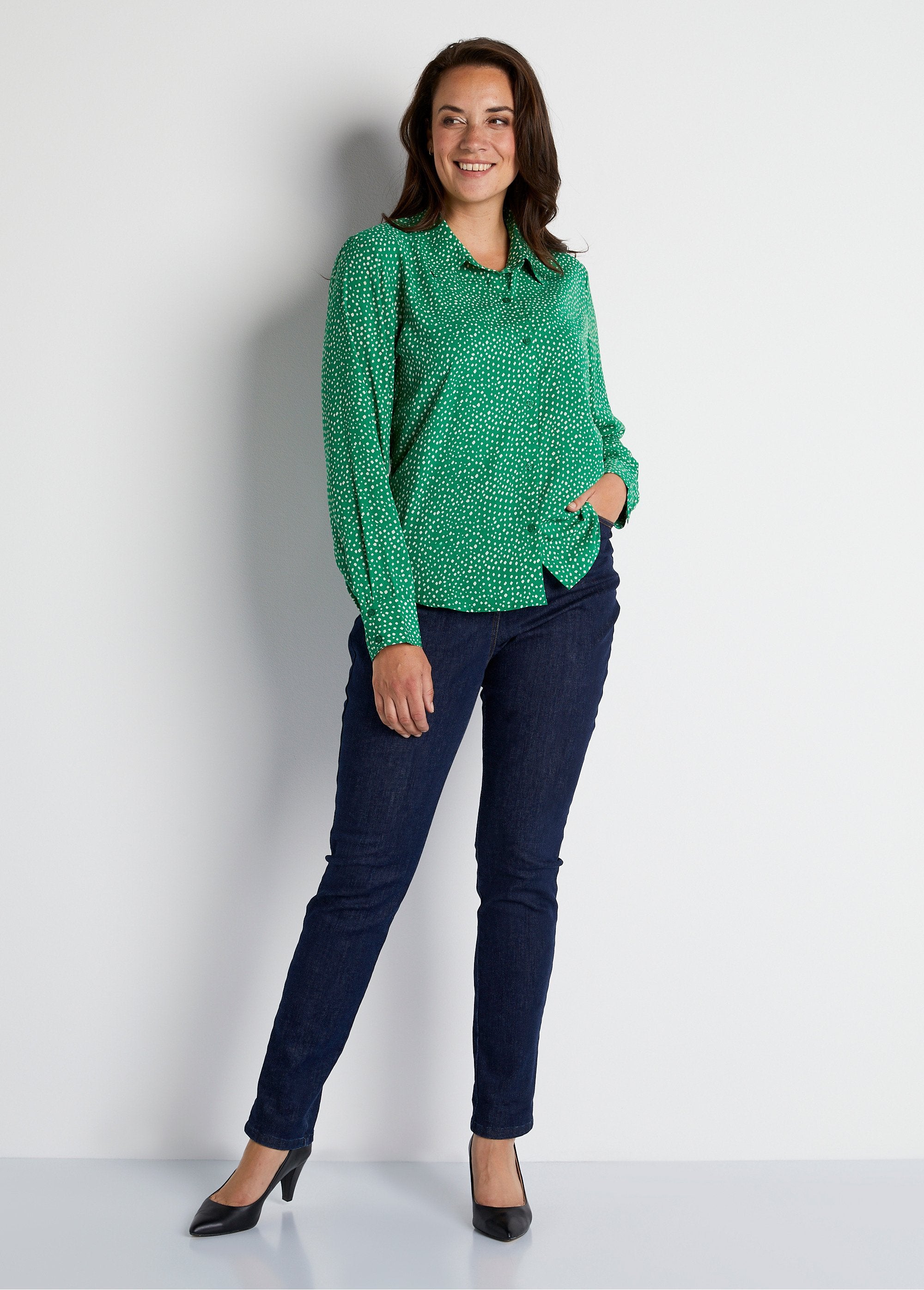 Blusa_recta_abotonada_con_estampado_de_lunares_Verde_crudo_SF1_curvy