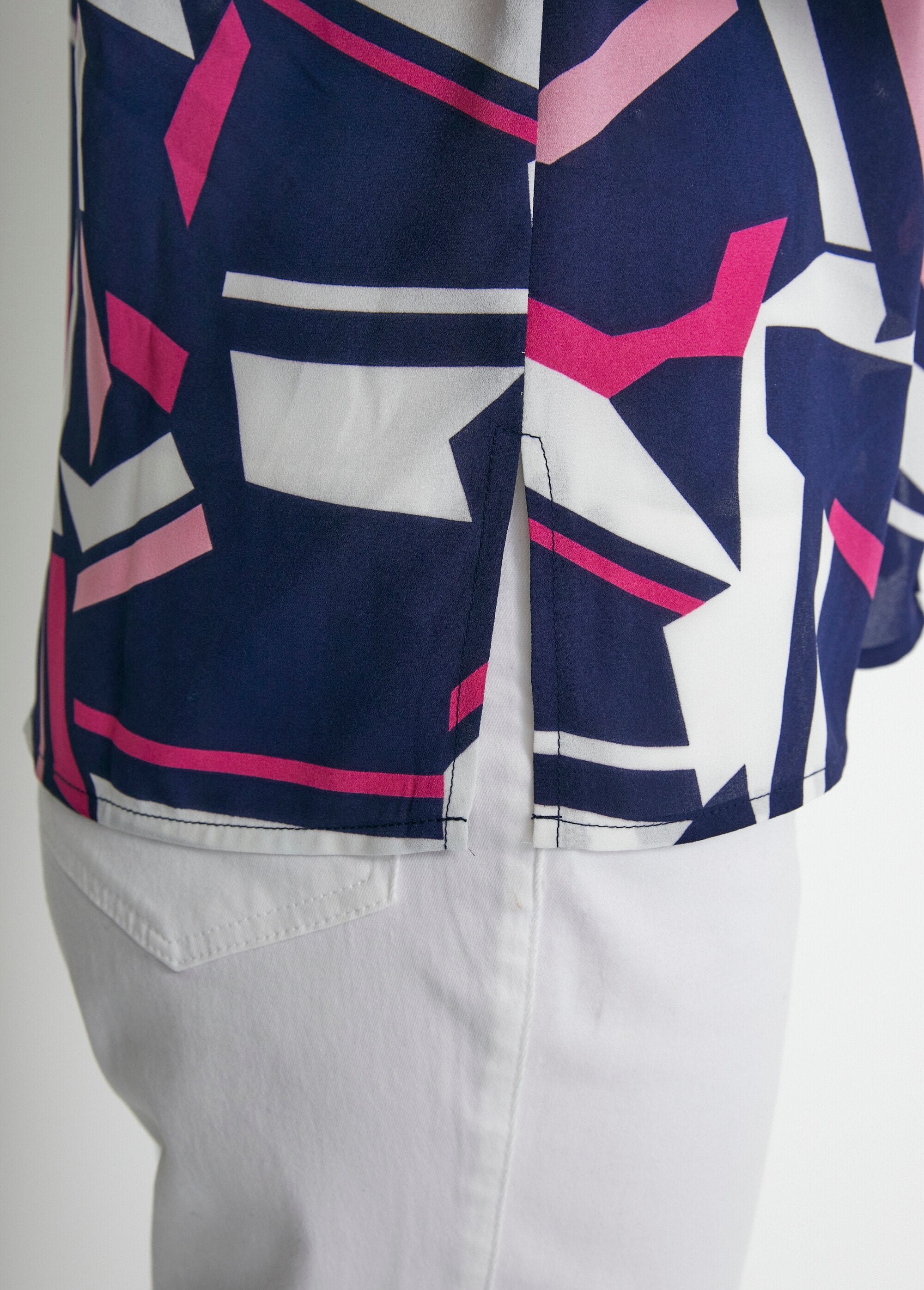 Blusa_recta_gráfica_con_mangas_3/4_Azul_marino_y_fucsia_DE3_slim