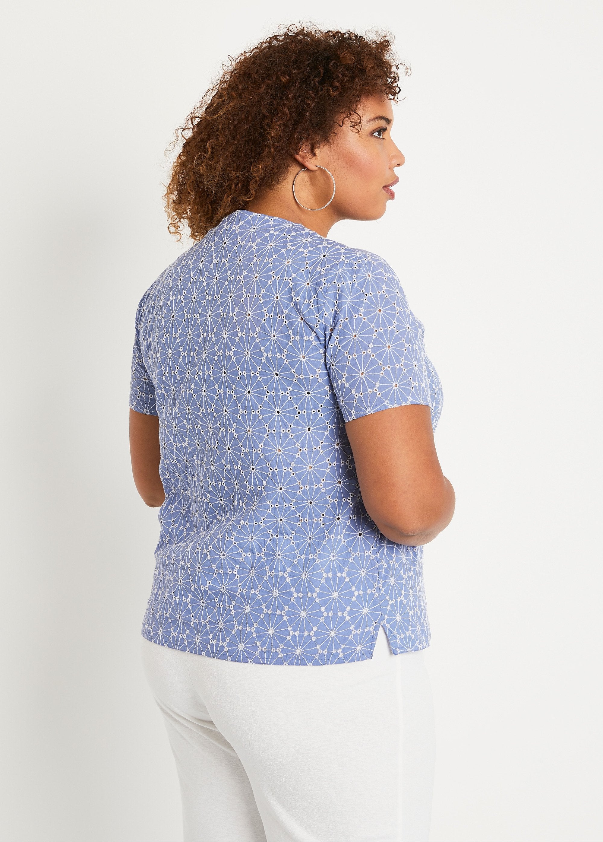 Blusa_larga_bordada_con_cuello_en_V_Azul_y_blanco_DO1_curvy