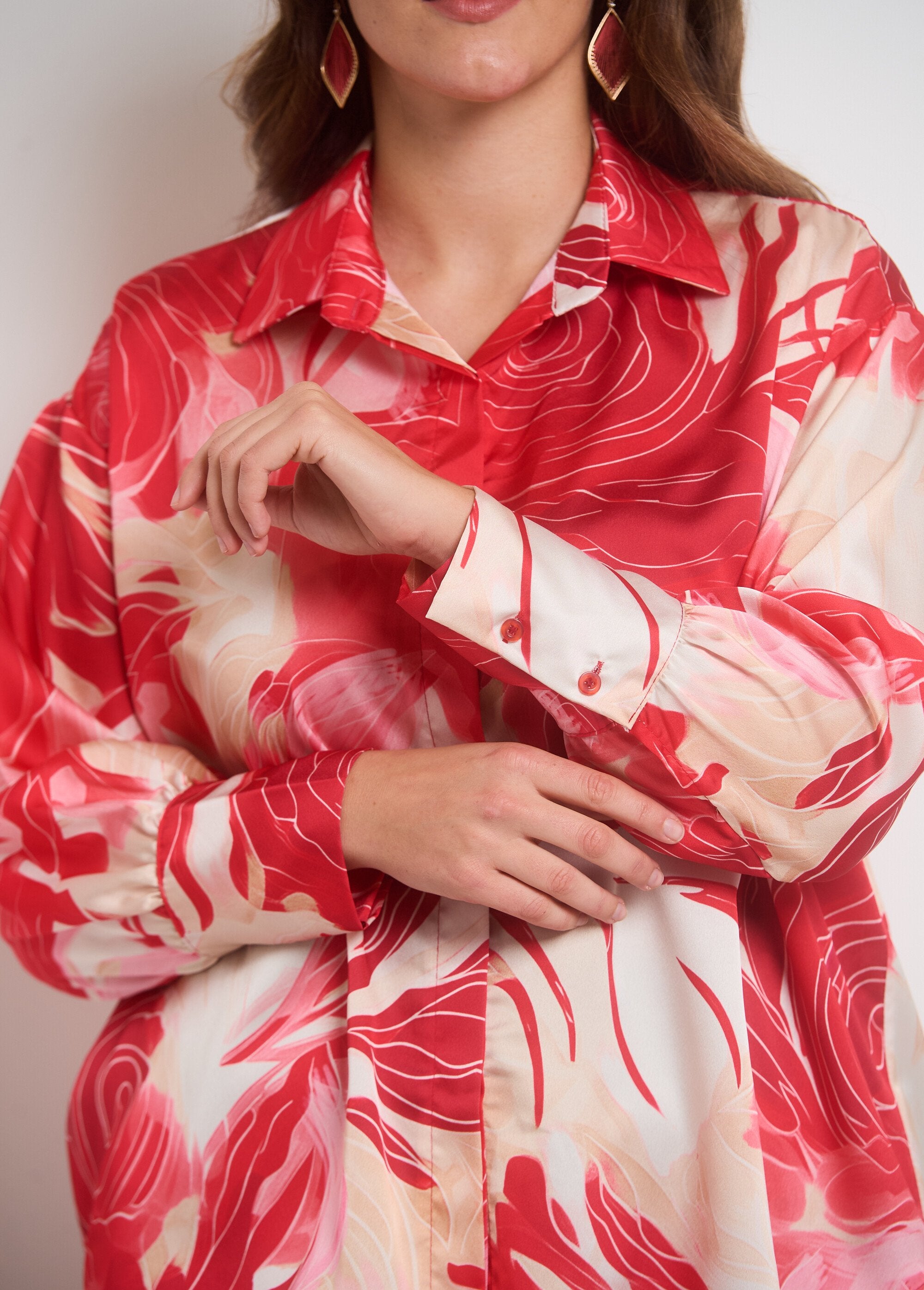 Blusa_de_satén_floral_de_manga_larga_rojo_y_rosa_DE2_curvy