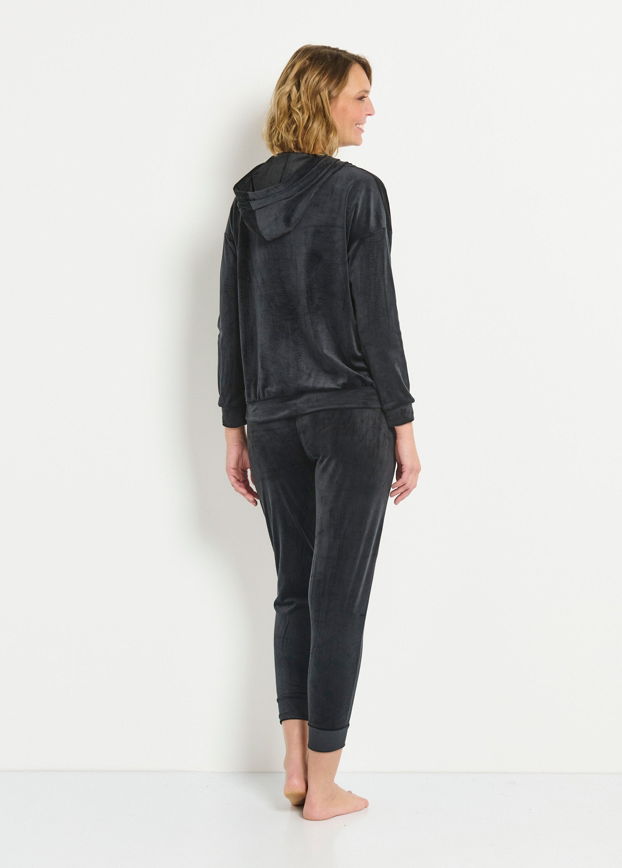 Pijama_de_terciopelo_con_capucha_Negro_DO1_slim