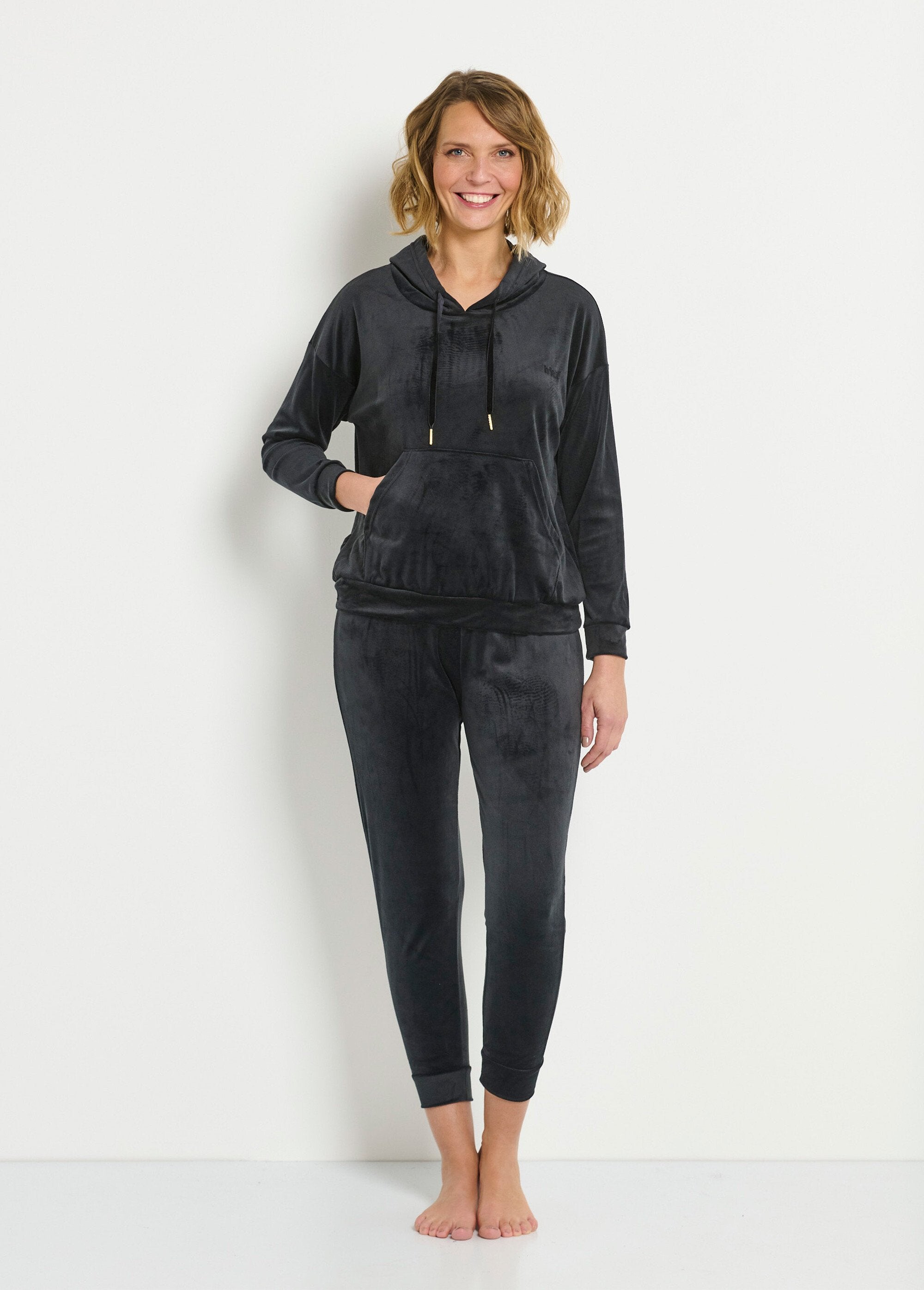 Pijama_de_terciopelo_con_capucha_Negro_FA1_slim