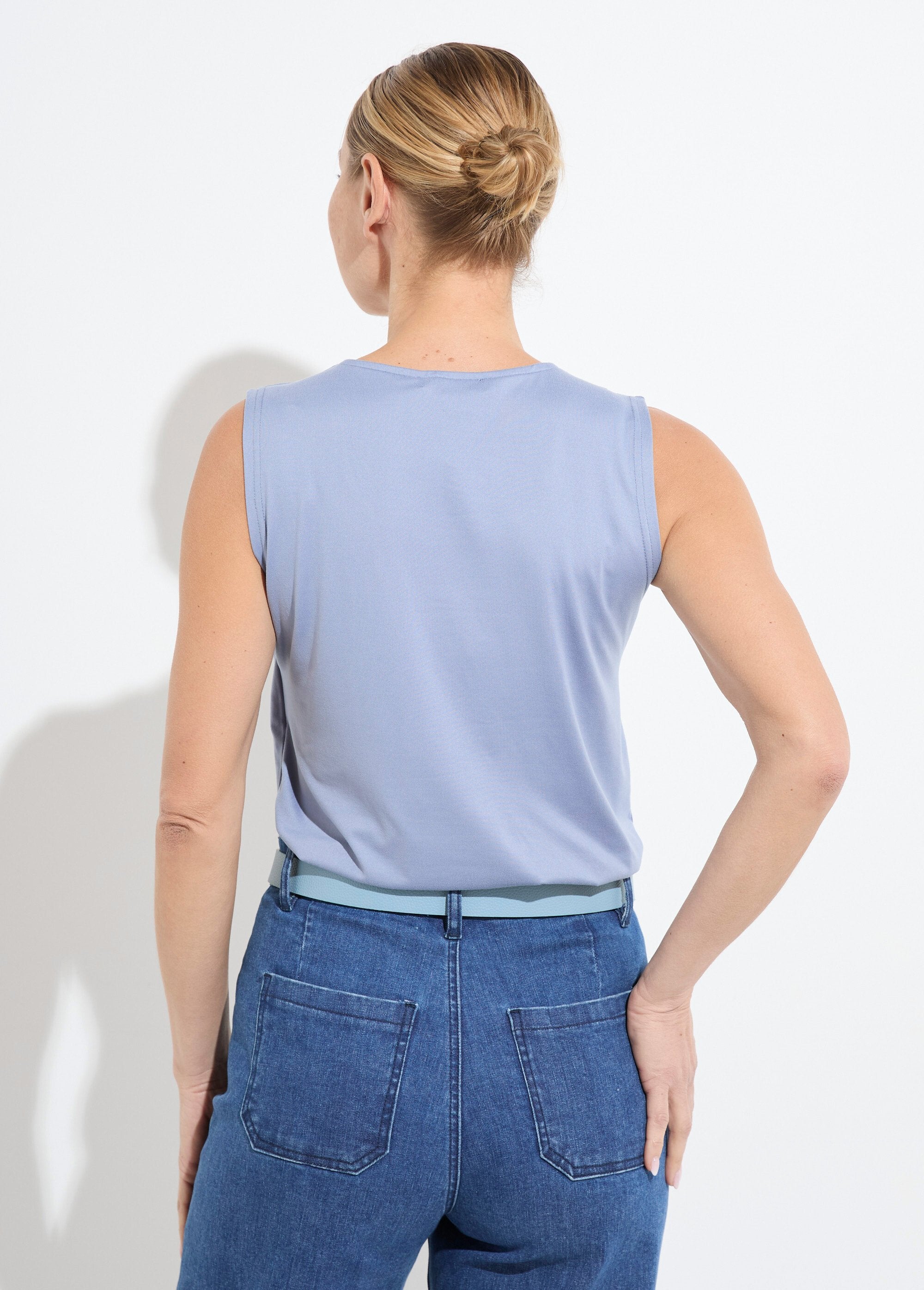 Camiseta_de_tirantes_anchos_con_cuello_de_bailarina_Índigo_DO1_slim