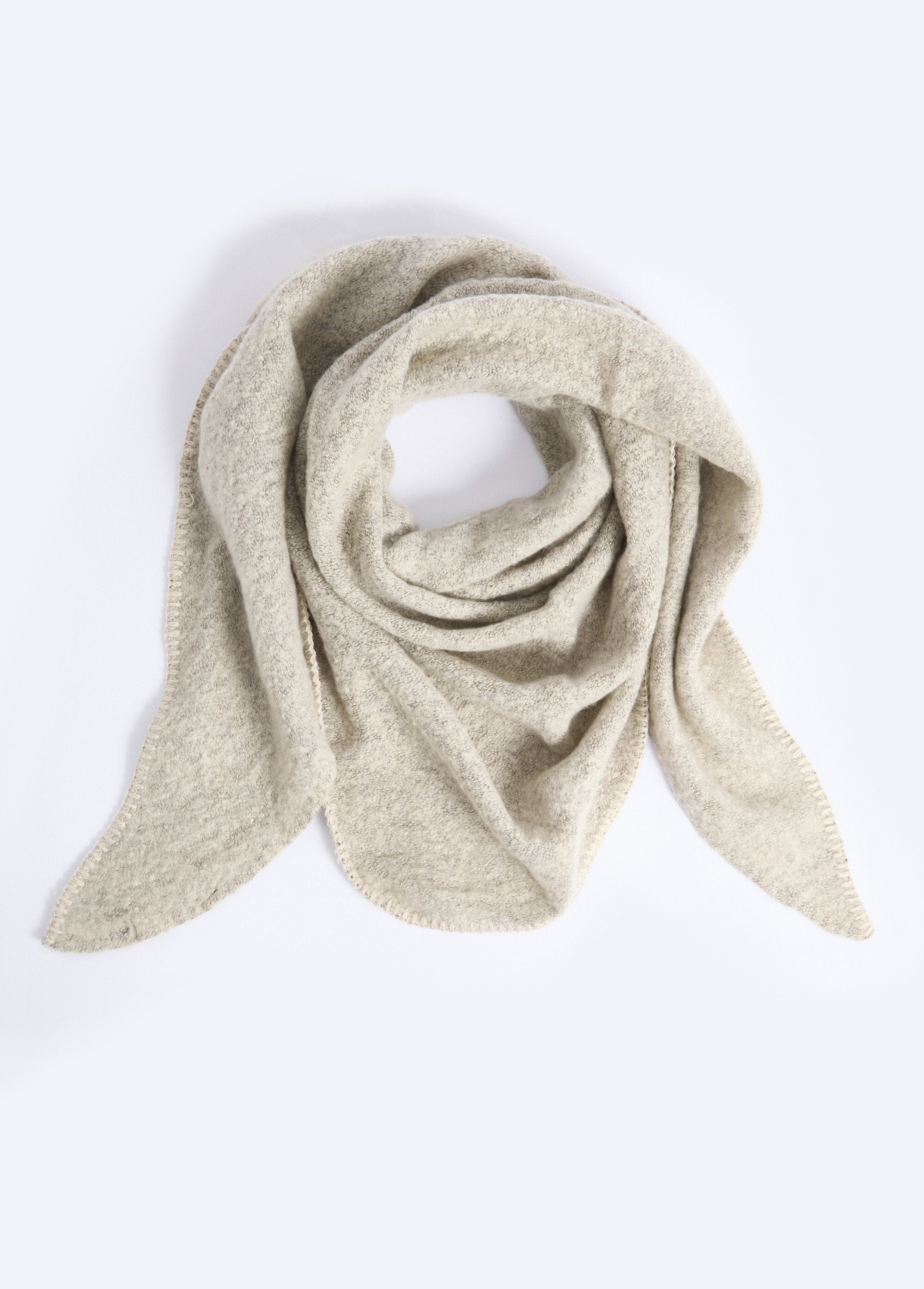 Bufanda_triangular_de_punto_suave_y_cálida_porcelana_beige_FA1_slim