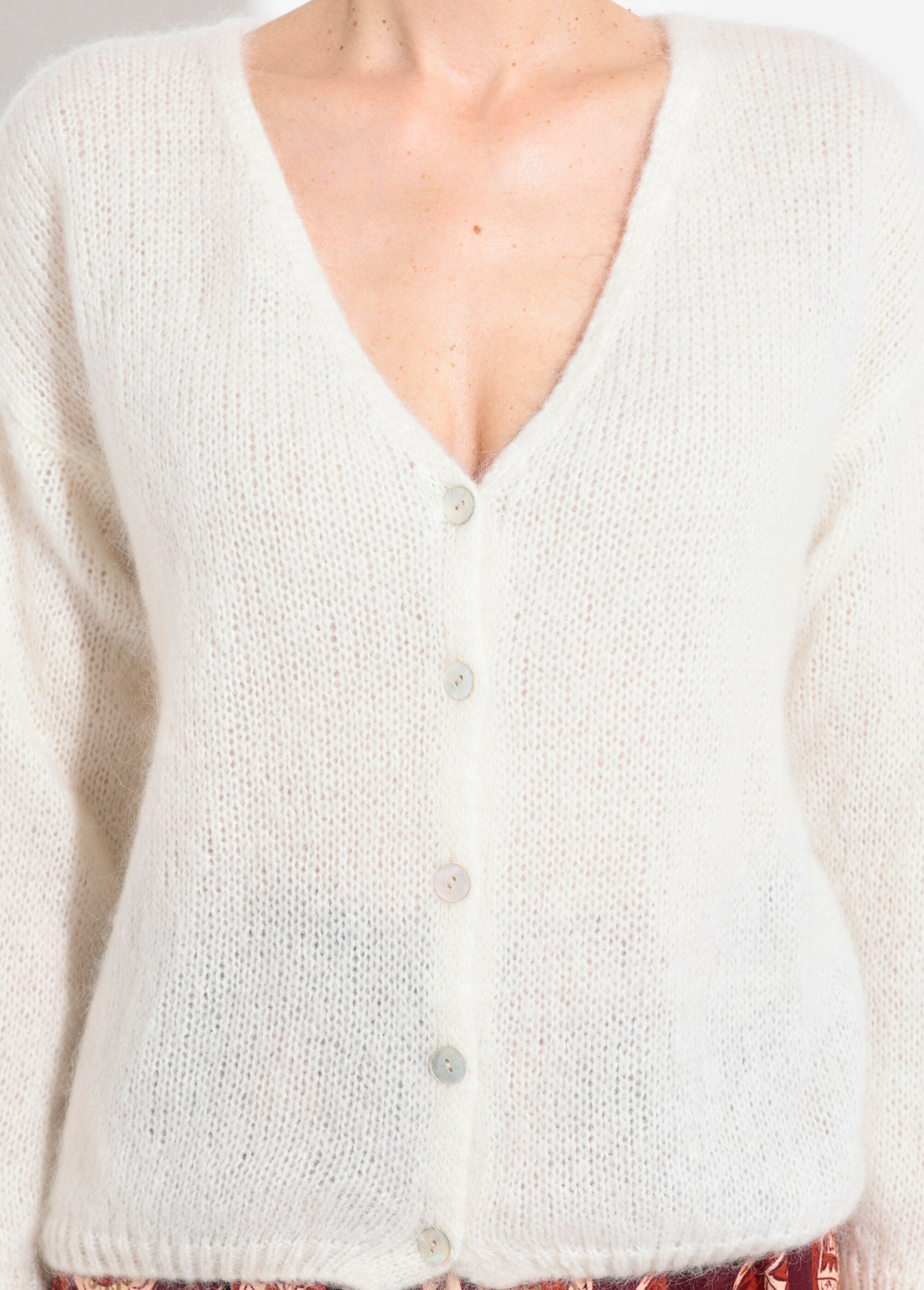Cárdigan_de_punto_de_mohair_suave_y_cálido_con_cuello_en_V_Crudo_DE1_slim