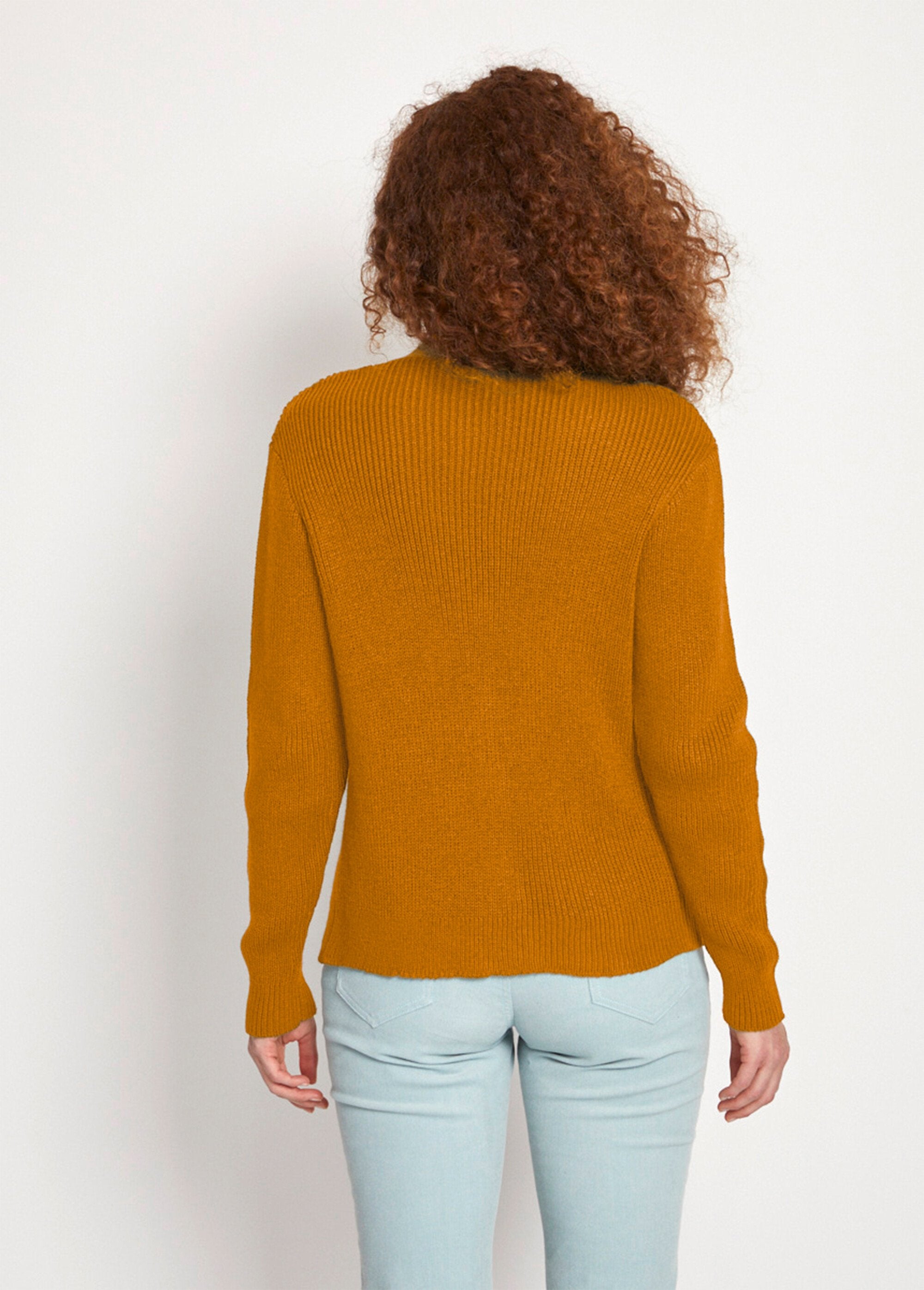 Cárdigan_de_punto_con_pedrería_y_cuello_en_V_abotonado_Ocre_DO1_slim
