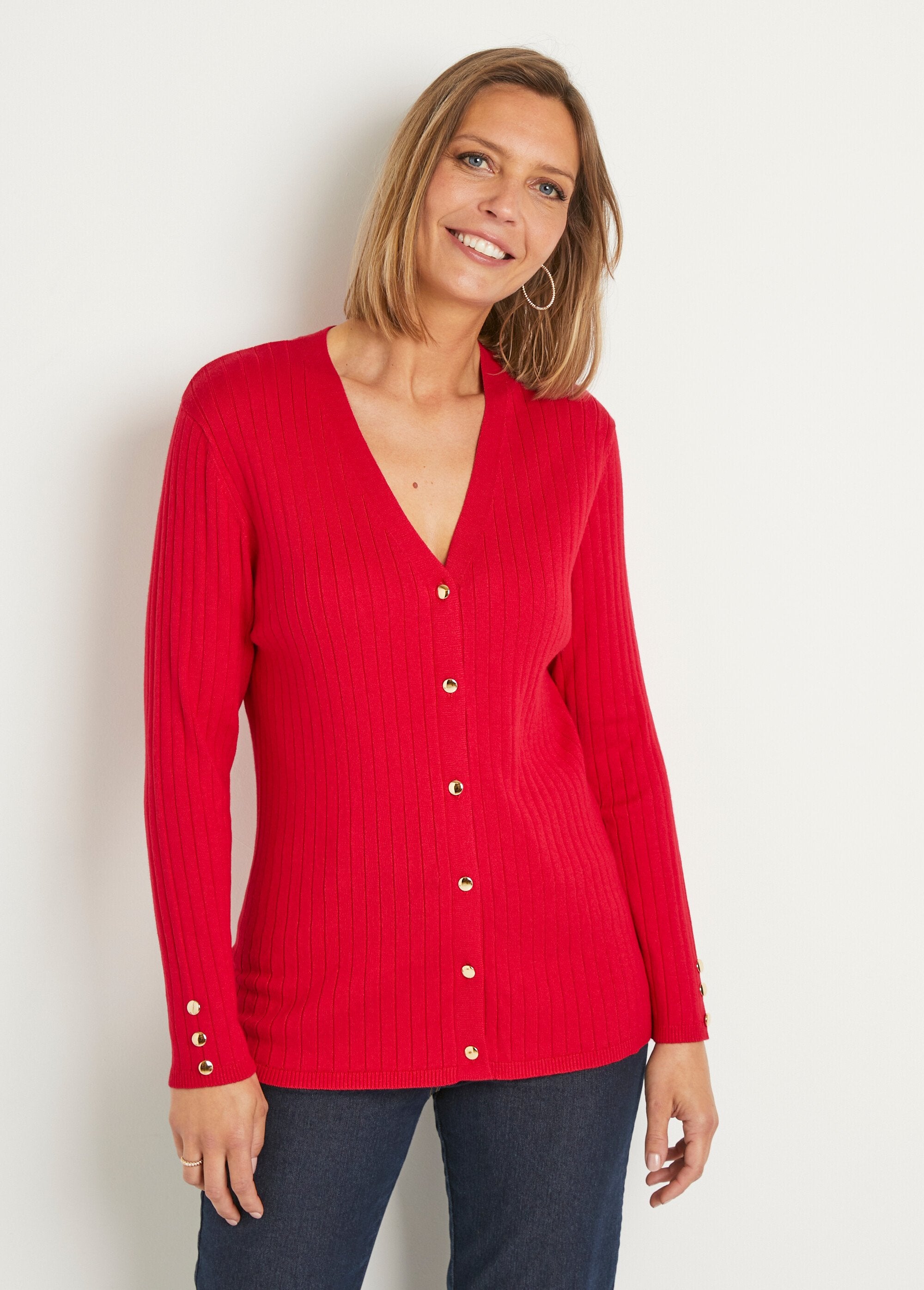 Chaqueta_corta_de_punto_acanalado_con_cuello_en_V_y_botones_Rouge_FA1_slim