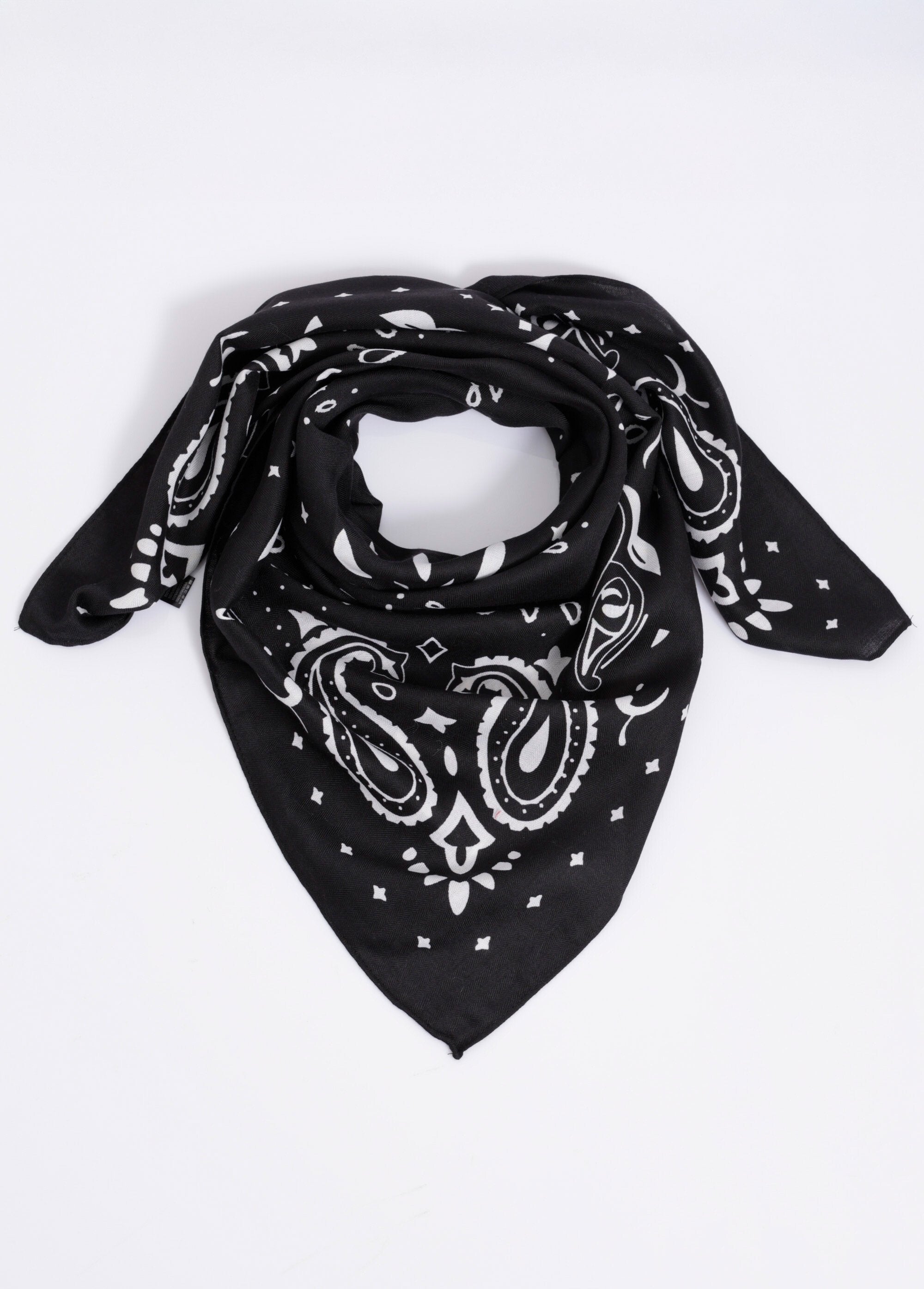 Pañuelo_cuadrado_grande_con_estampado_de_bandana_Negro_FA1_slim