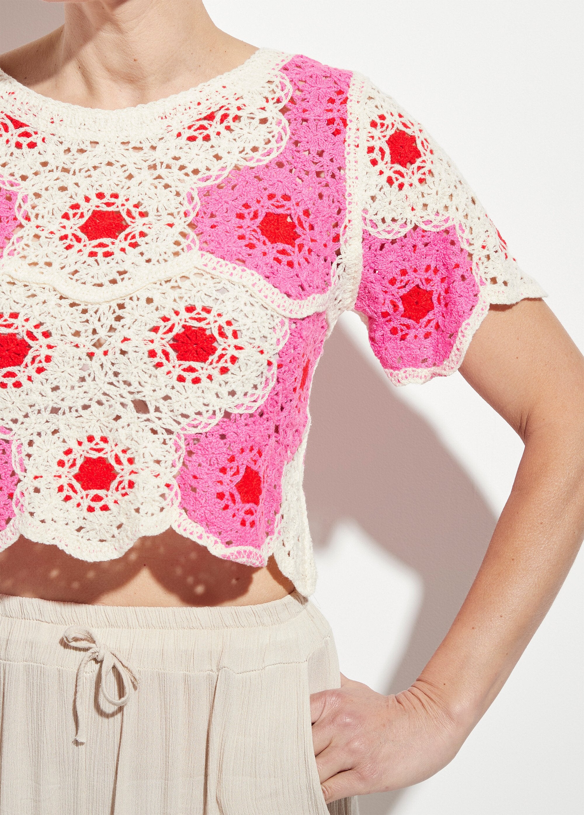 Top_corto_de_crochet_con_patrón_de_roseta_calada_Rosa_y_crudo_DE1_slim