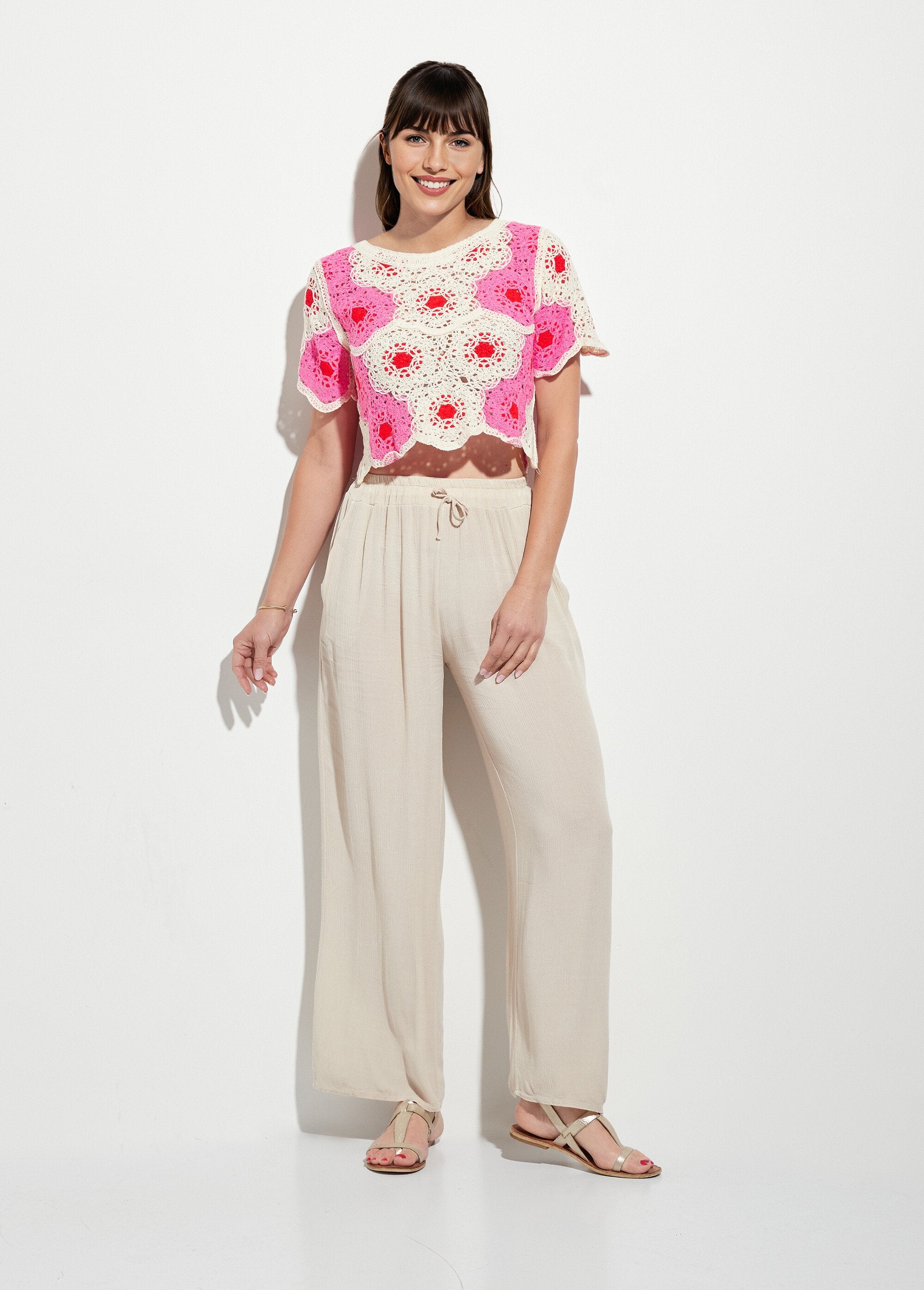 Top_corto_de_crochet_con_patrón_de_roseta_calada_Rosa_y_crudo_SF1_slim