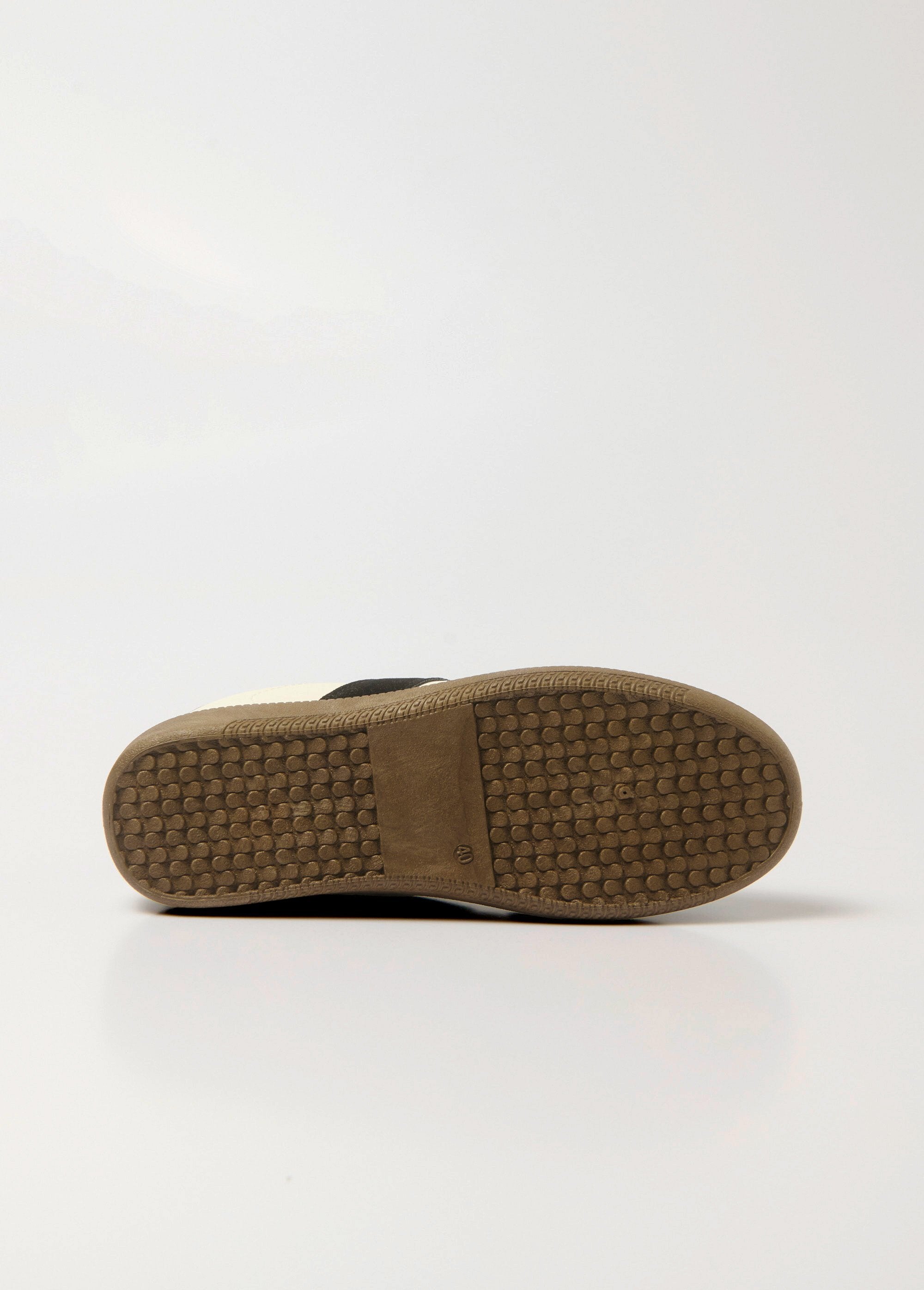 Zapatillas_bicolor_con_detalles_efecto_ante_En_blanco_y_negro_UN1_slim