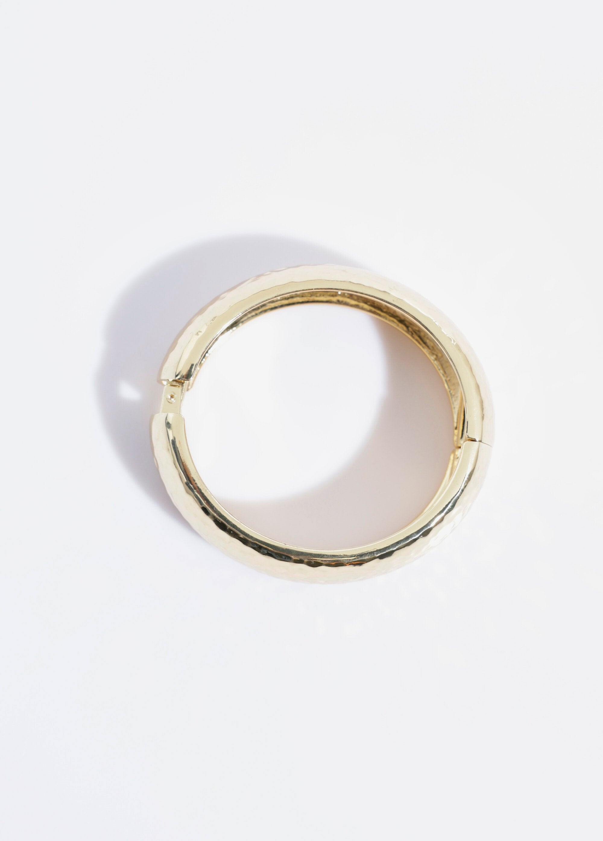 Brazalete_ancho_de_acero_inoxidable_martillado_Dorado_DE1_slim