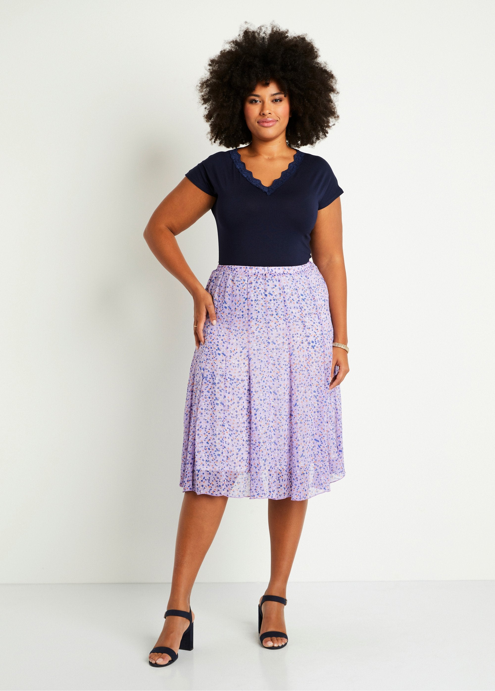 Falda_midi_de_vuelo_de_gasa_estampada_lila_y_azul_SF1_curvy