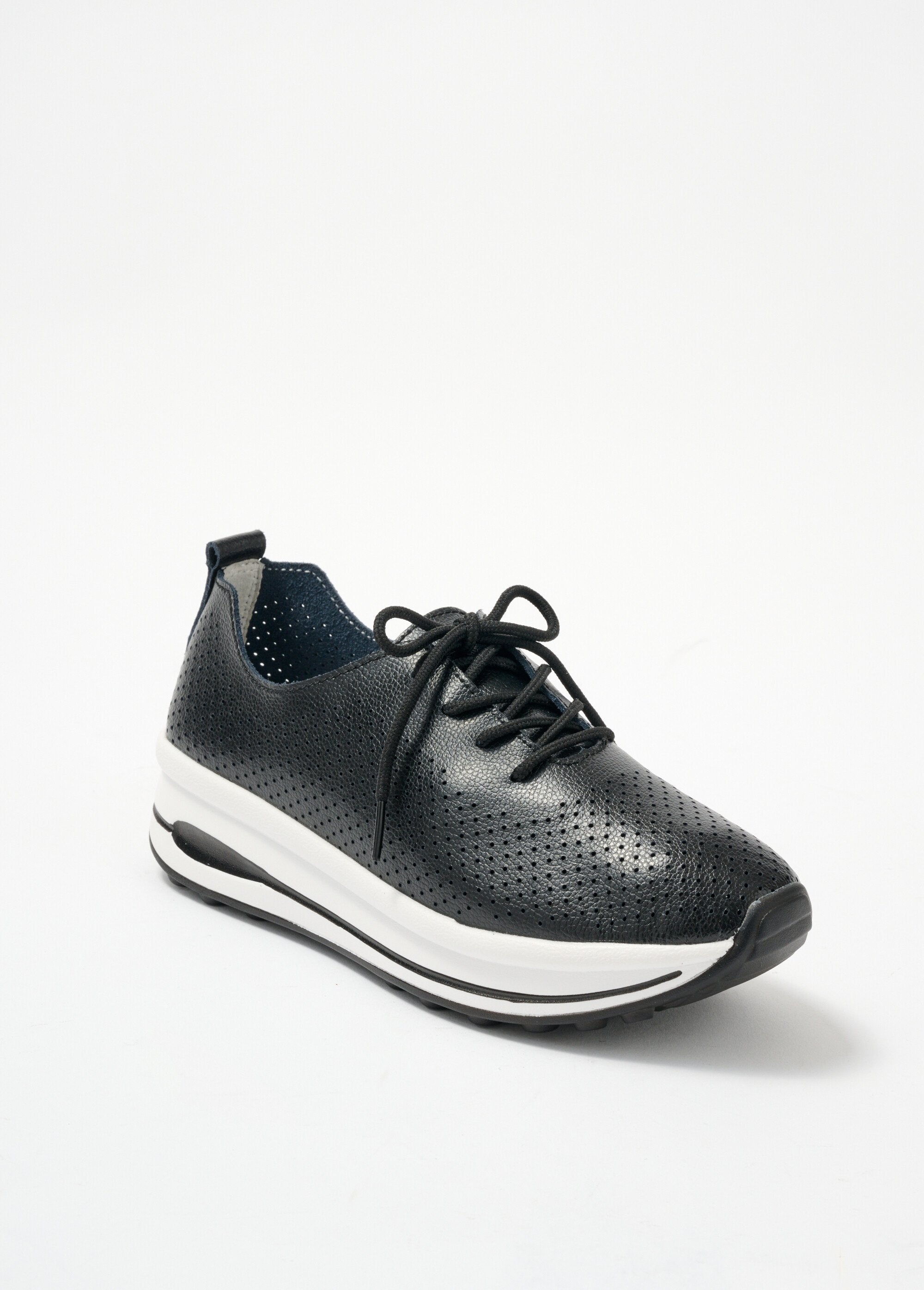 Zapatillas_de_piel_perforada_Negro_FA1_slim